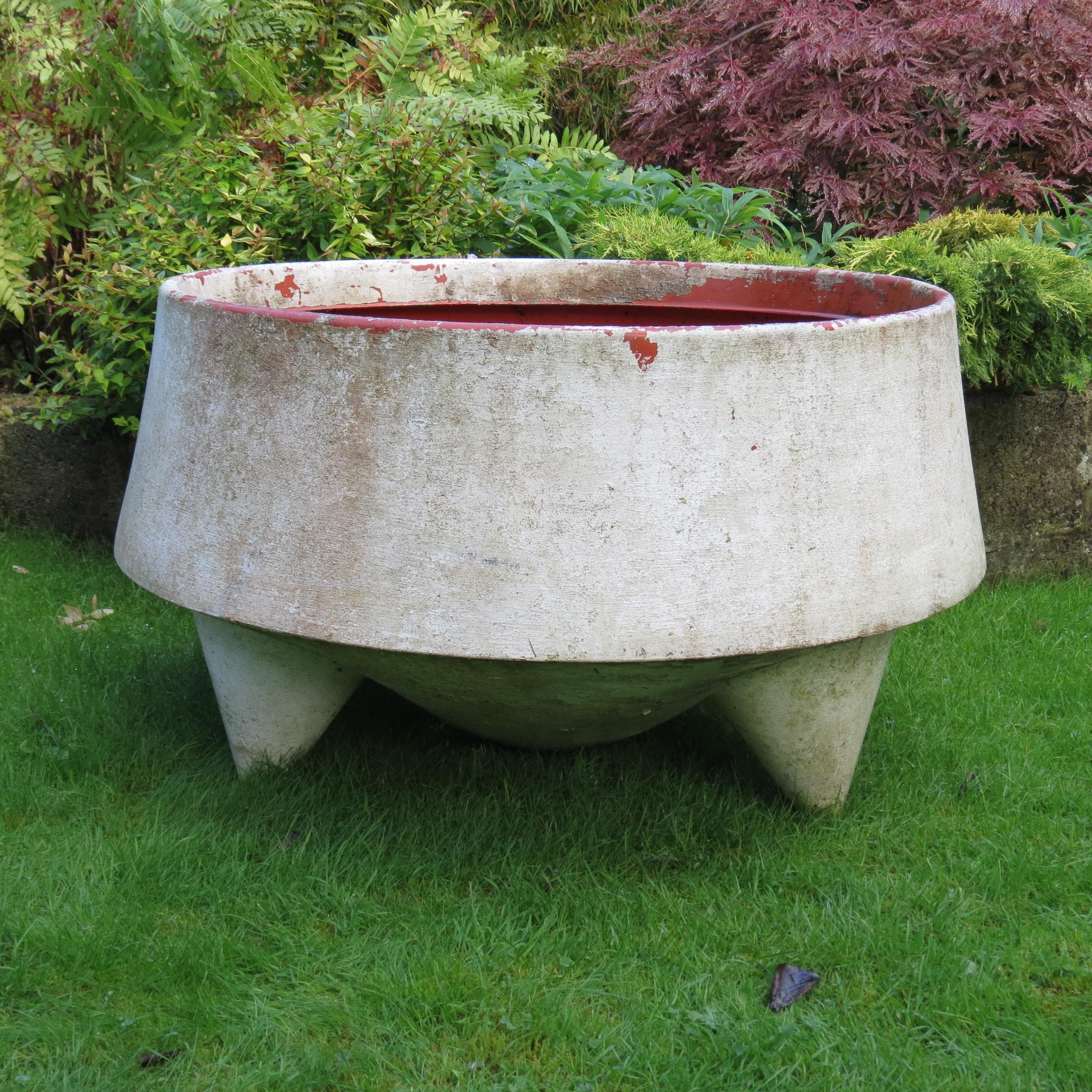 Una magnífica maceta muy grande, fabricada por Optipot, de fabricación británica.

Para uso interior o exterior. Data de la década de 1990.

Maravillosa jardinera en forma de cuenco grande con detalles de tres patas puntiagudas, que elevan la