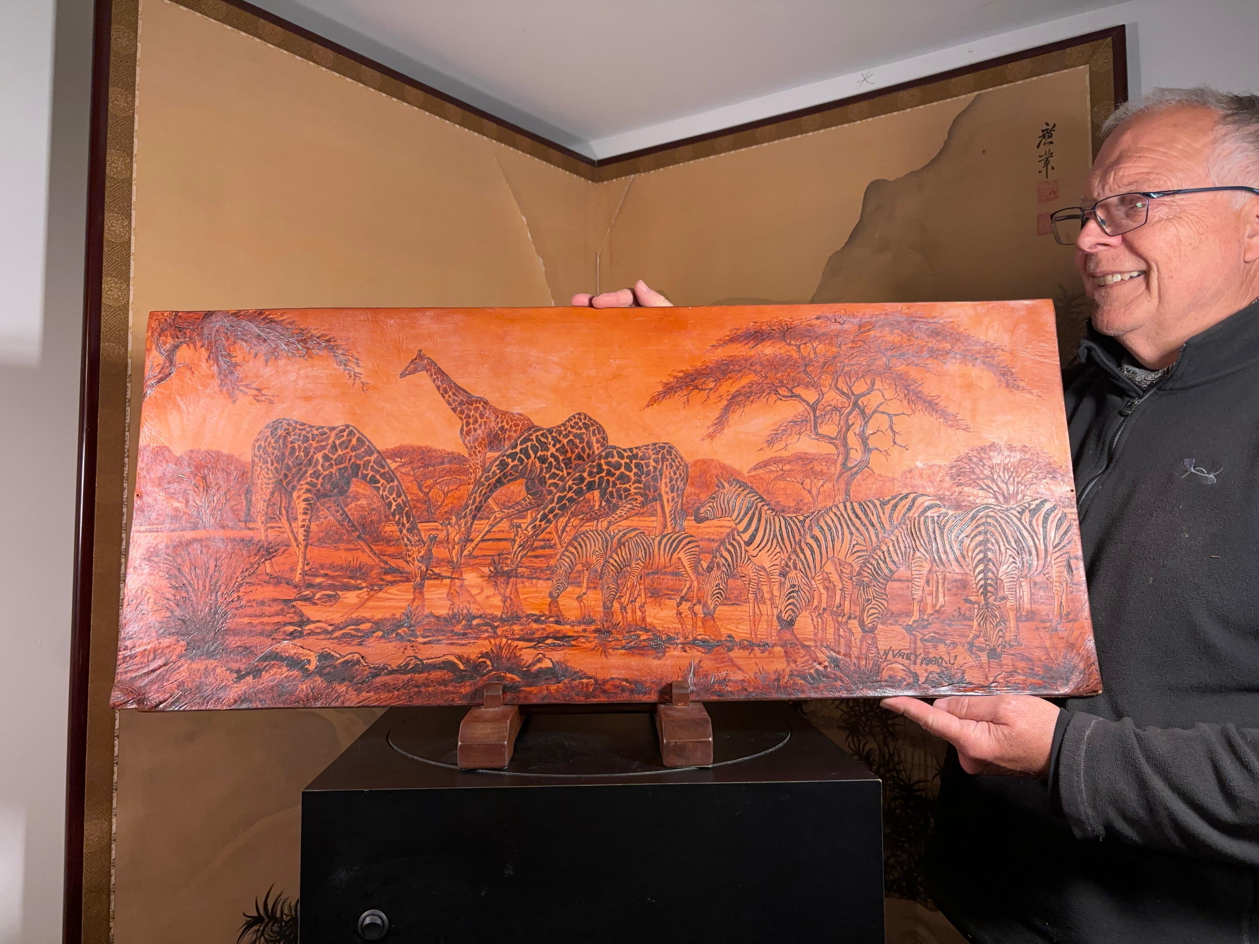 Il primo che abbiamo visto

Si tratta di una superba e sostanziosa opera d'arte eseguita in pirografia su pelle di Kudu (antilope) e montata su tavola dell'Etosha Game Park in Sudafrica occidentale nel 1980 circa. La grafica è molto dettagliata e