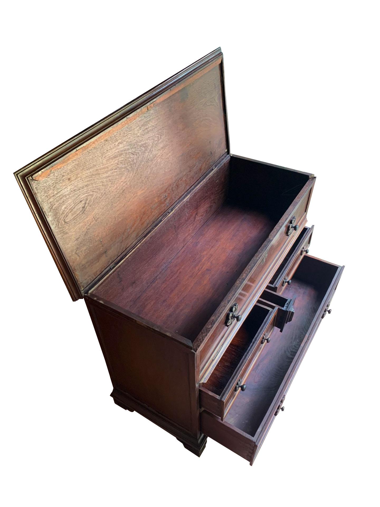 Questa grande cassettiera conventuale, risalente alla fine del XVII e all'inizio del XVIII secolo, incarna l'eleganza senza tempo dell'artigianato sudamericano. La sua imponente struttura, probabilmente realizzata per uso monastico, riflette sia