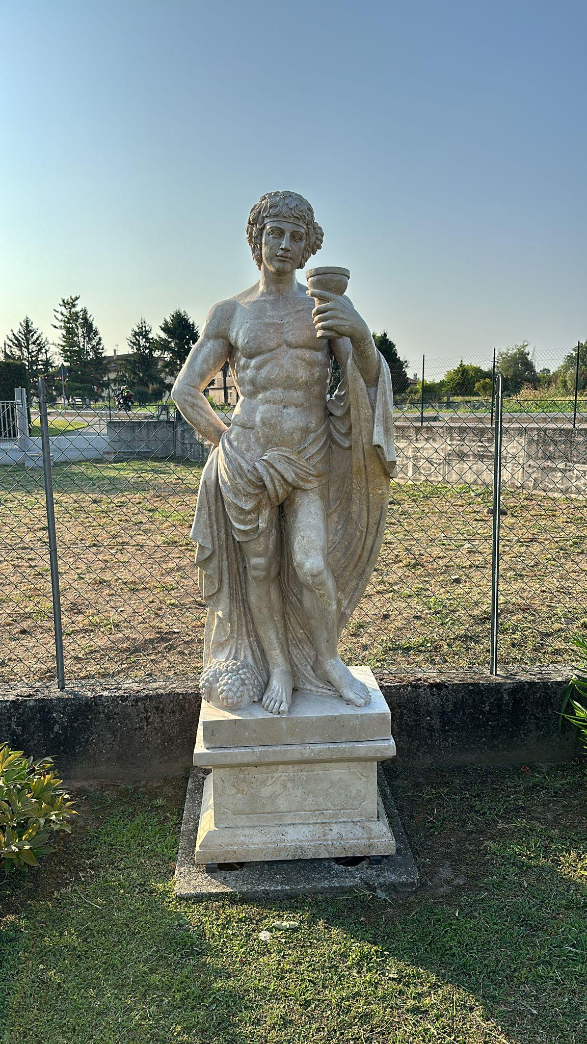 Verleihen Sie Ihrer Sammlung einen Hauch von klassischer Eleganz mit dieser prächtigen, lebensgroßen Marmorskulptur, die meisterhaft aus feinstem italienischen Marmor gefertigt ist. Dieses außergewöhnliche, sorgfältig von Hand geschnitzte Stück ist