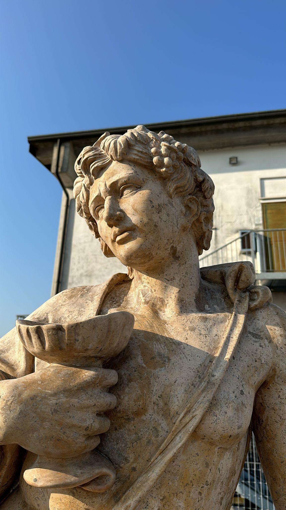 Aggiungi un tocco di eleganza classica alla tua collezione con questa magnifica scultura in marmo a grandezza naturale, realizzata magistralmente con il miglior marmo italiano. Questo pezzo eccezionale, meticolosamente intagliato a mano, mostra una