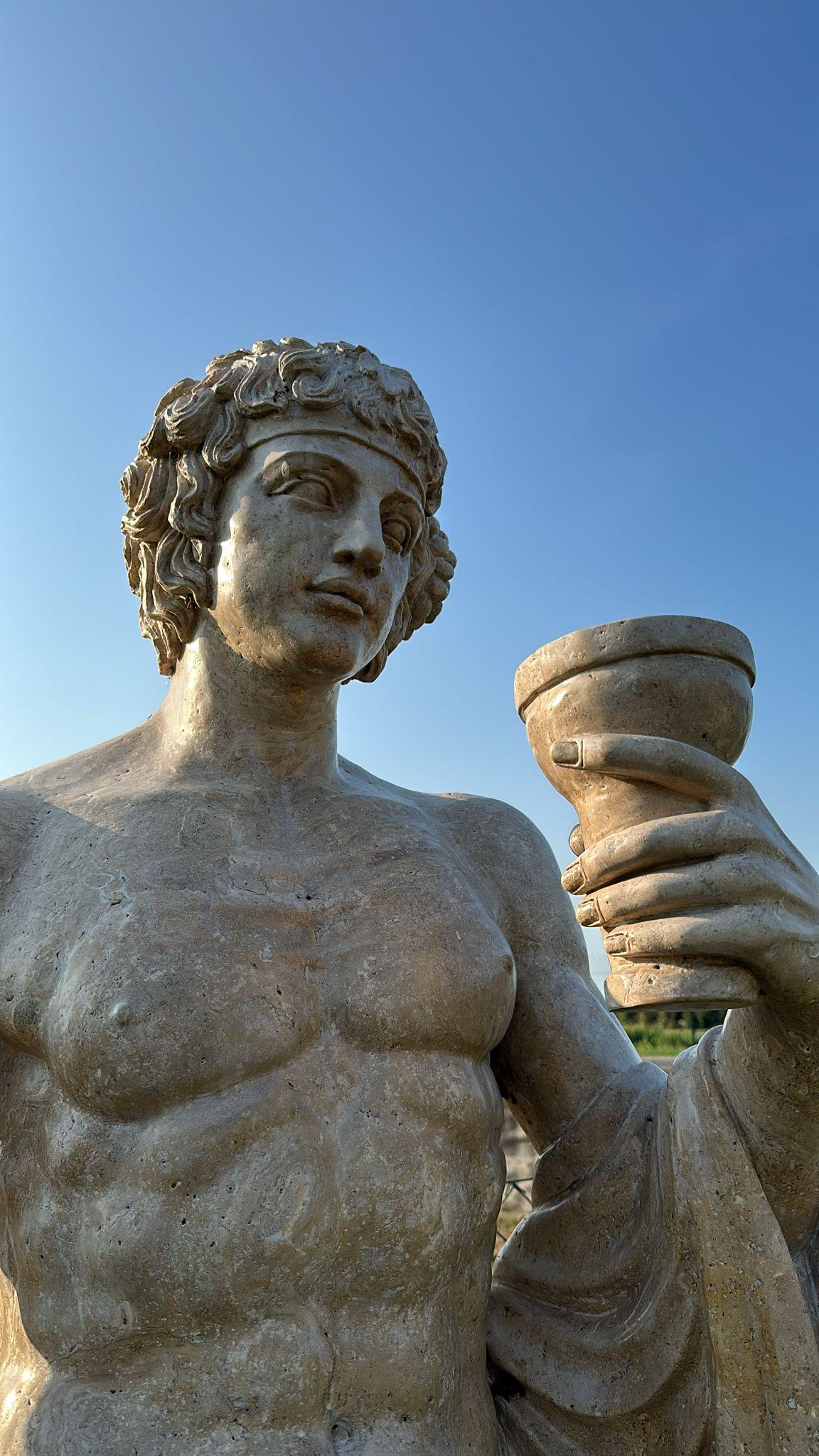 Prächtige lebensgroße Marmorskulptur in Lebensgröße aus Italien 200 CM BACHO (20. Jahrhundert) im Angebot