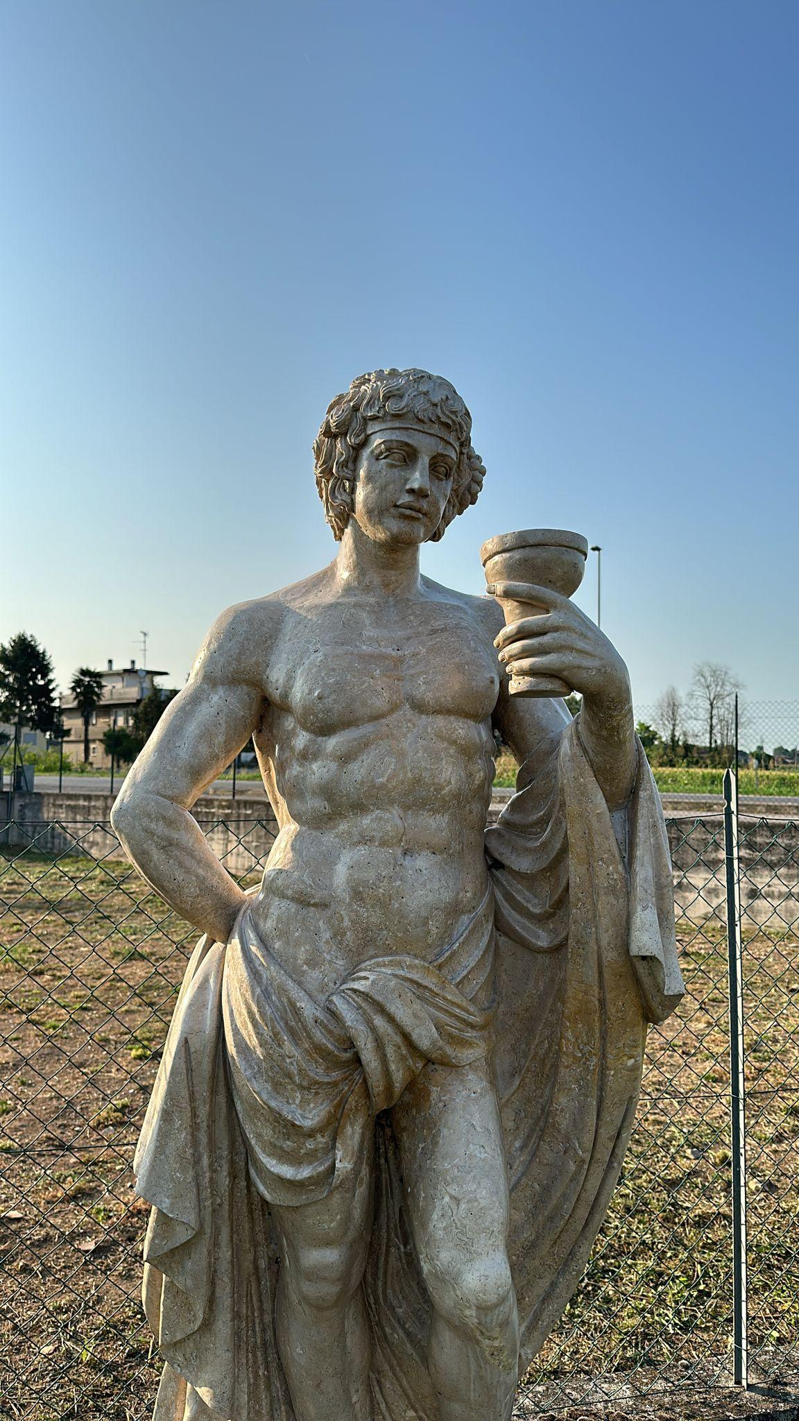 Prächtige lebensgroße Marmorskulptur in Lebensgröße aus Italien 200 CM BACHO im Angebot 1