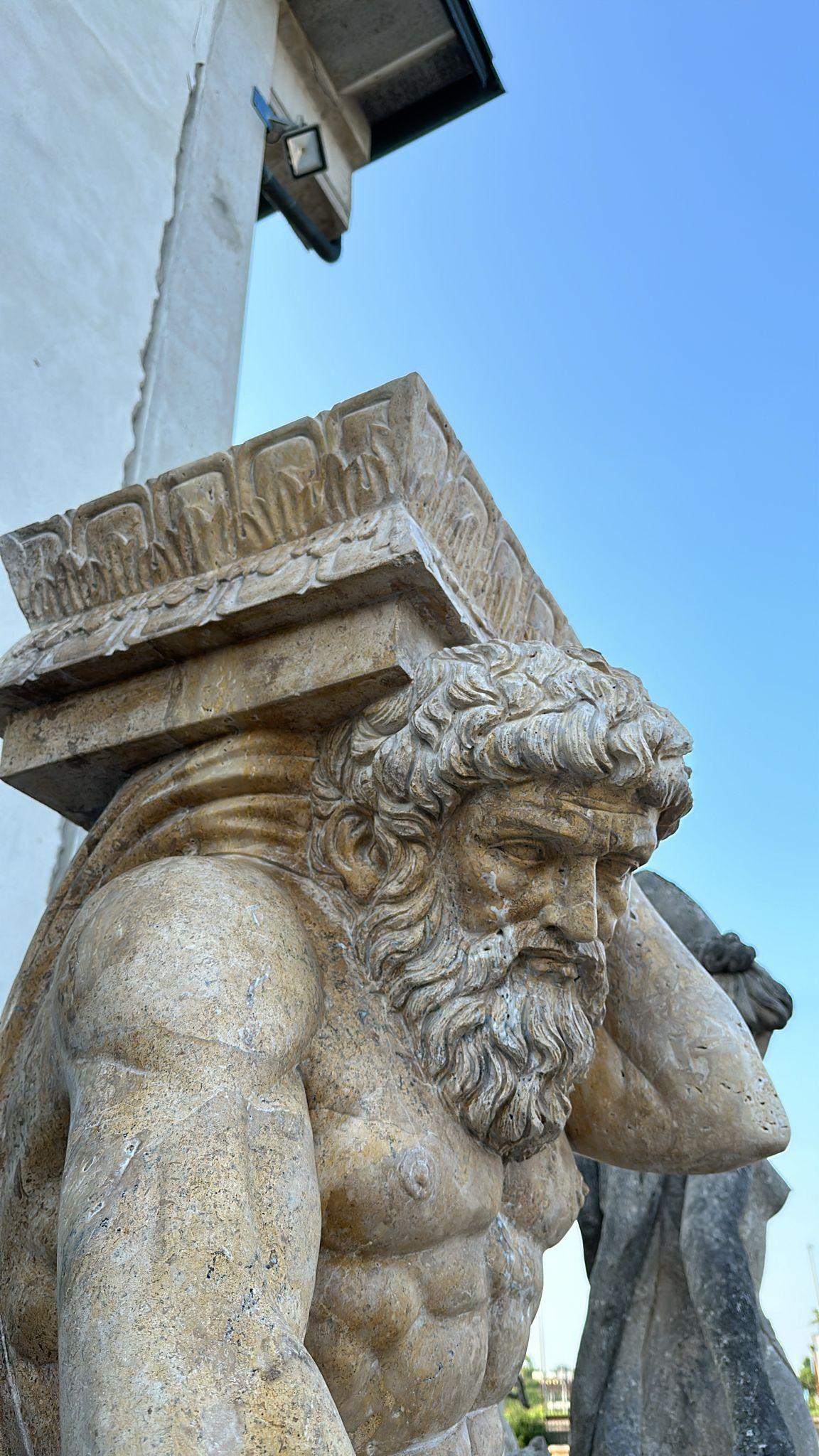 Magnifica scultura in marmo a grandezza naturale dall'Italia 200 CM COPPIA DI CARIATIDI In condizioni buone in vendita a Madrid, ES