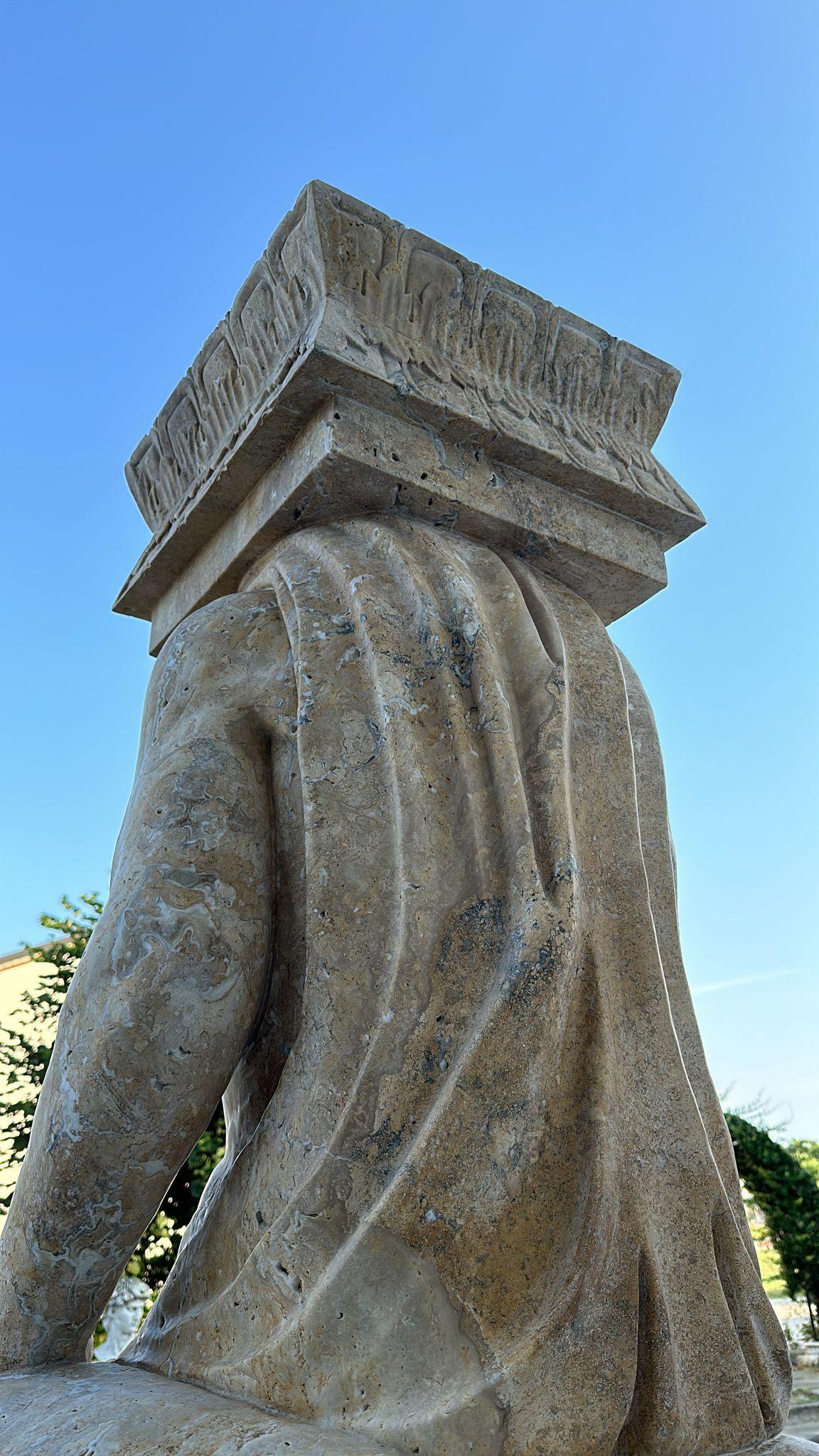 XX secolo Magnifica scultura in marmo a grandezza naturale dall'Italia 200 CM COPPIA DI CARIATIDI in vendita