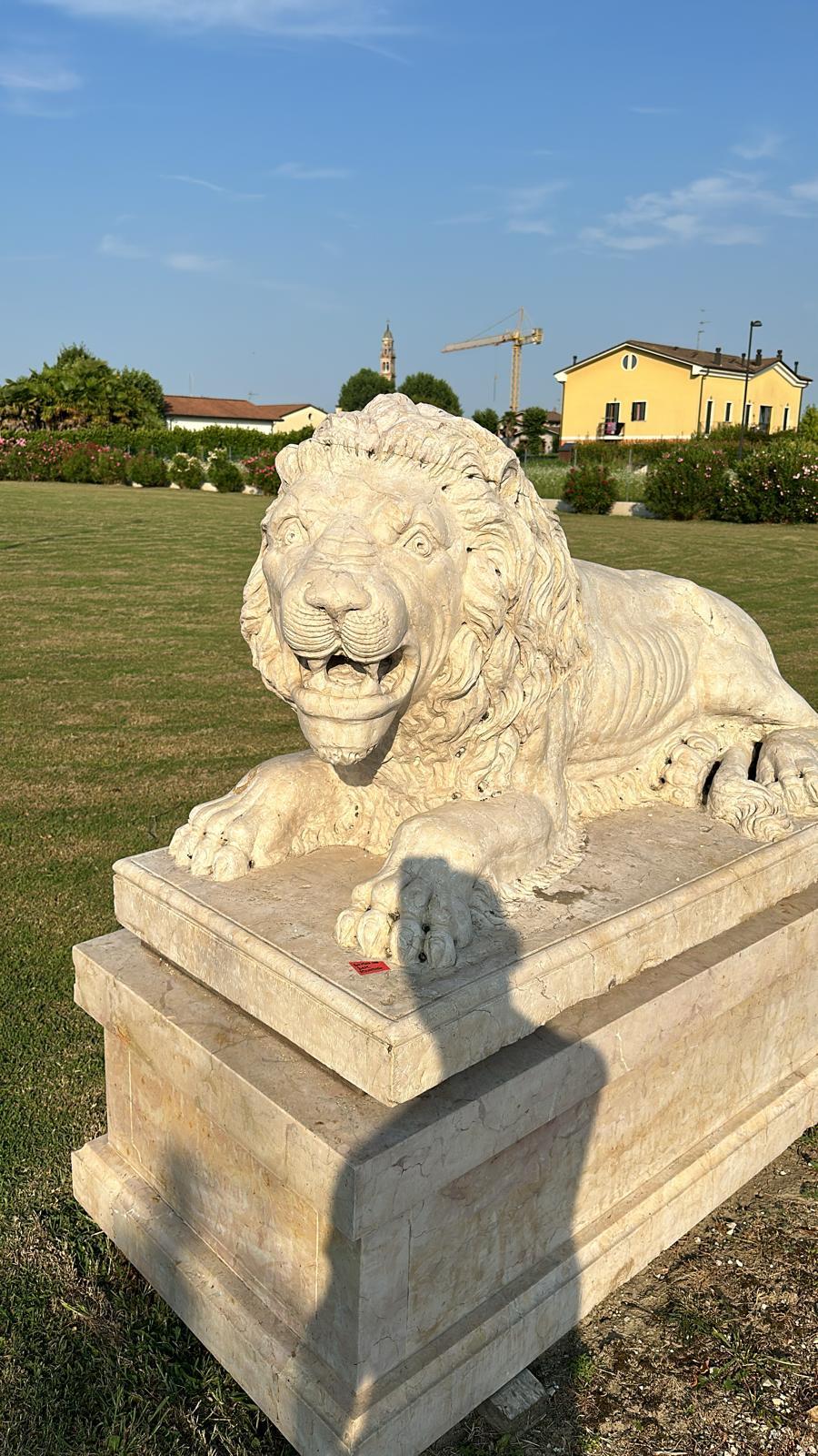 Magnifica scultura in marmo a grandezza naturale dall'Italia 200 CM COPPIA DI LEONI in vendita 5