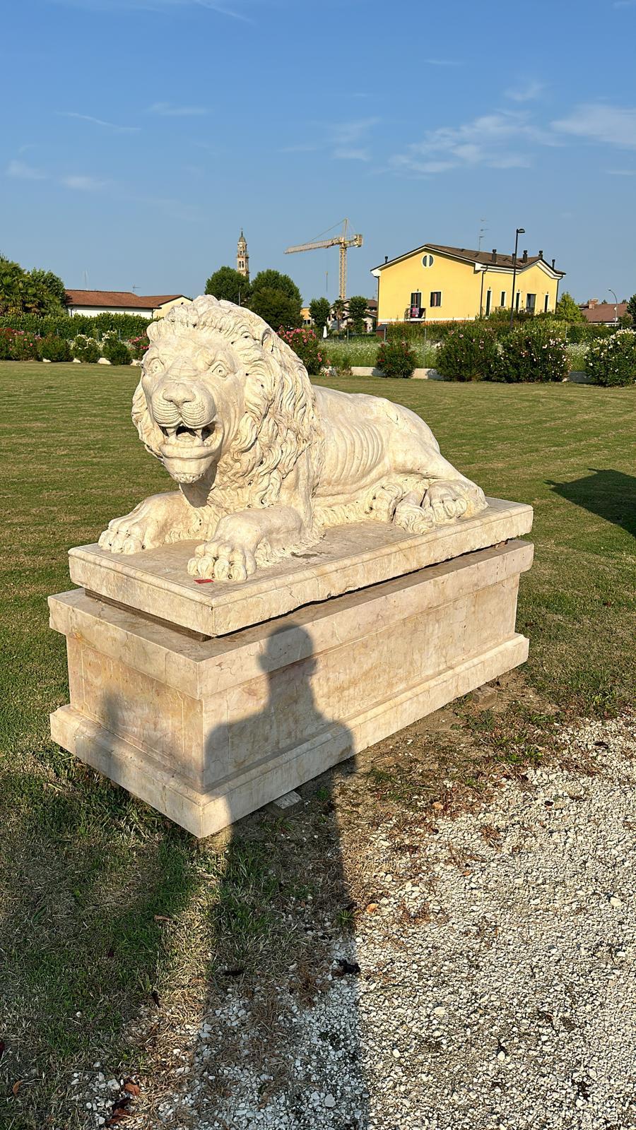 Aggiungi un tocco di eleganza classica alla tua collezione con questa magnifica scultura in marmo a grandezza naturale, realizzata magistralmente con il miglior marmo italiano. Questo pezzo eccezionale, meticolosamente intagliato a mano, mostra una