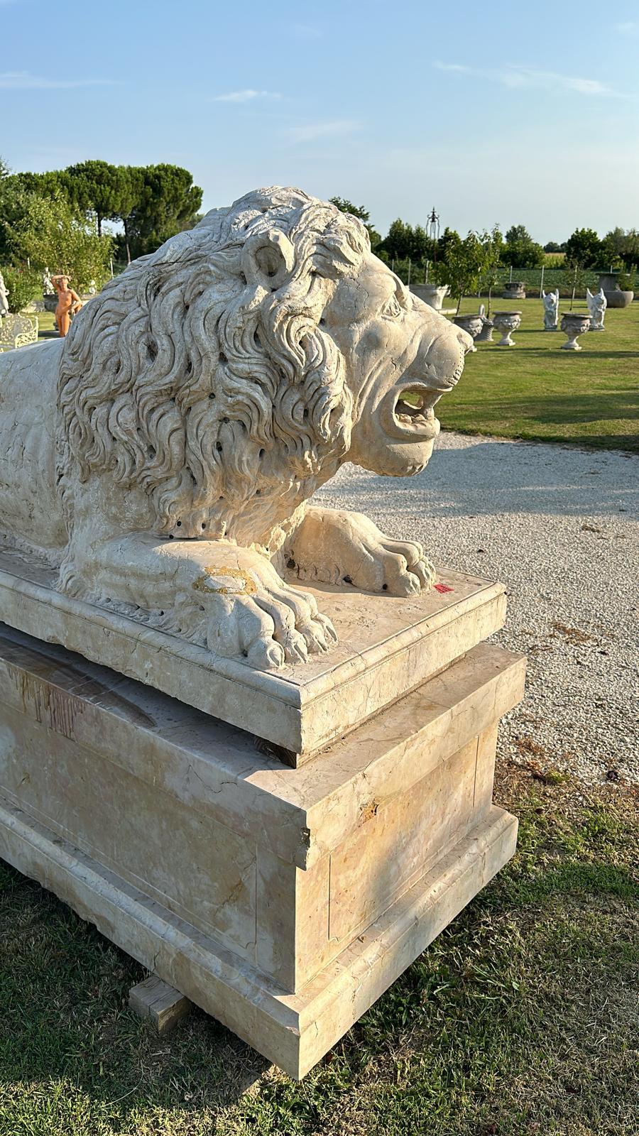 Magnifica scultura in marmo a grandezza naturale dall'Italia 200 CM COPPIA DI LEONI In condizioni buone in vendita a Madrid, ES
