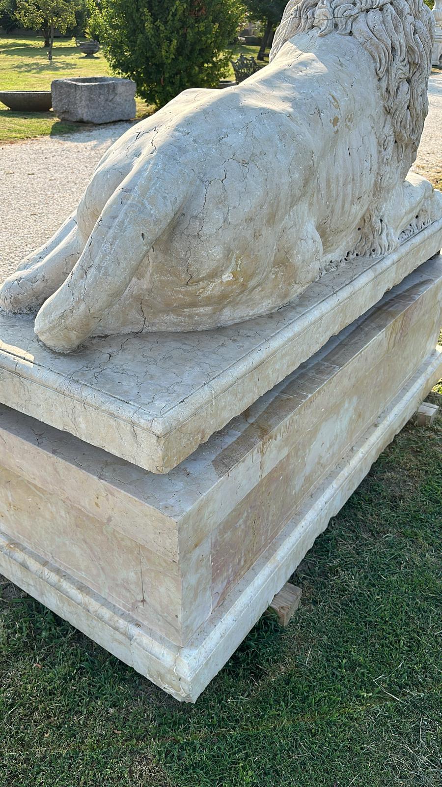 XX secolo Magnifica scultura in marmo a grandezza naturale dall'Italia 200 CM COPPIA DI LEONI in vendita
