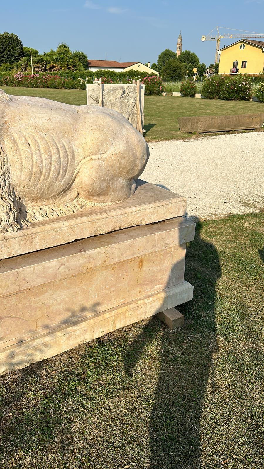 Magnifica scultura in marmo a grandezza naturale dall'Italia 200 CM COPPIA DI LEONI in vendita 1
