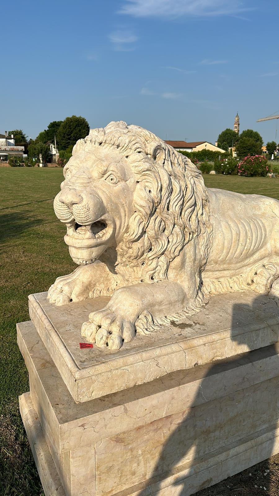 Magnifica scultura in marmo a grandezza naturale dall'Italia 200 CM COPPIA DI LEONI in vendita 4