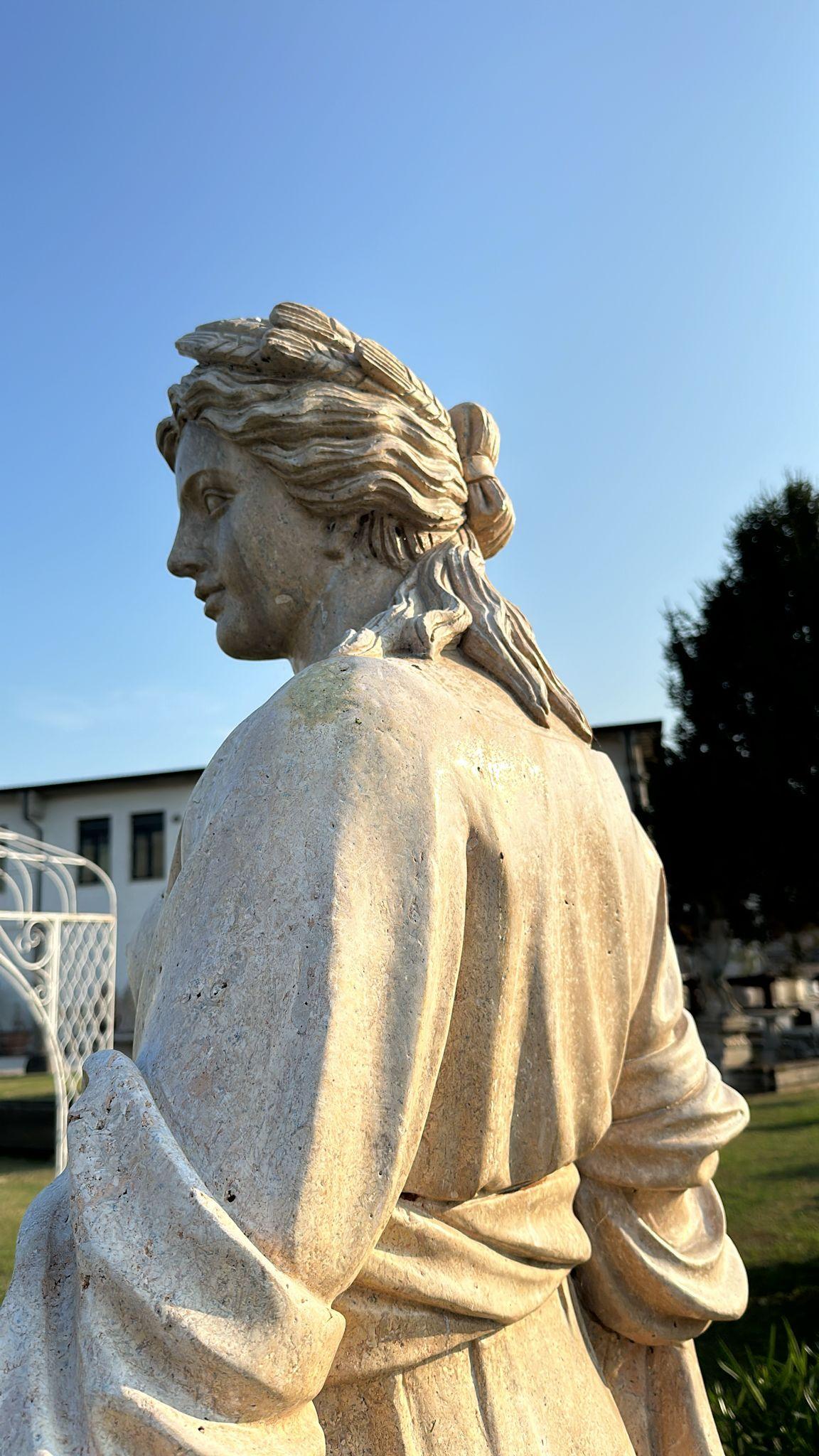 Magnífica escultura de mármol de tamaño natural procedente de Italia 220 en venta 1