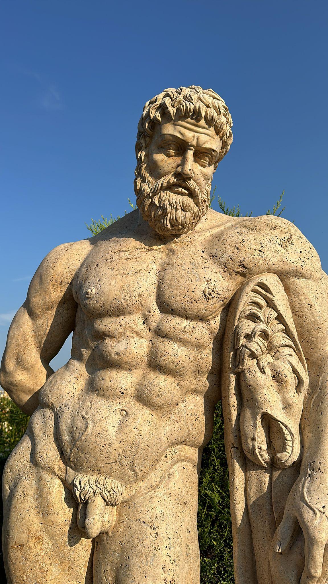 Aggiungi un tocco di eleganza classica alla tua collezione con questa magnifica scultura in marmo a grandezza naturale, realizzata magistralmente con il miglior marmo italiano. Questo pezzo eccezionale, meticolosamente intagliato a mano, mostra una