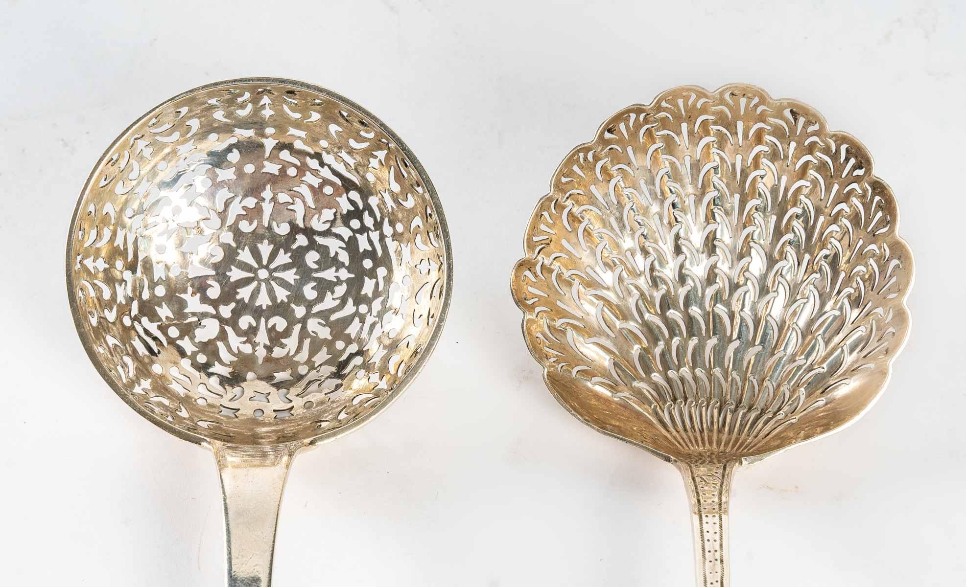 Magnifique ensemble de deux cuillères à égoutter : XIXe siècle - Argent sterling en vente 2