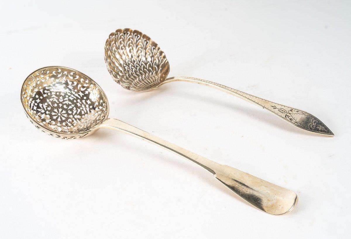 It was in 1735-1740 that the sprinkling spoon appeared for the first time in France.

Magnificent set of spoons to sprinkle in solid silver.

The first is in the shape of a finely chiseled scallop shell and has 3 hallmarks including the large