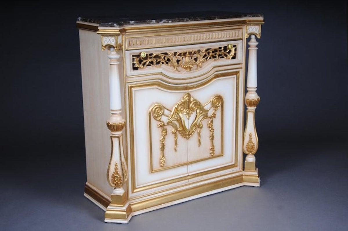 Magnifica cassettiera / credenza Luigi XV

Corpo rettangolare in legno di faggio massiccio, finemente intagliato, colorato e poligrafato.
Cassettiera affiancata da colonne piene tornite. Piatto superiore in marmo sporgente. Offre molto spazio per