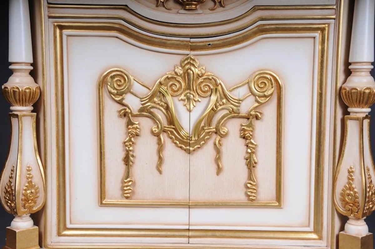 XX secolo Magnifica cassettiera / credenza Luigi XV in vendita