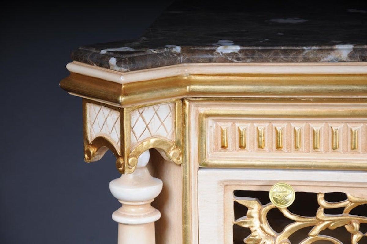 Magnifica cassettiera / credenza Luigi XV in vendita 4