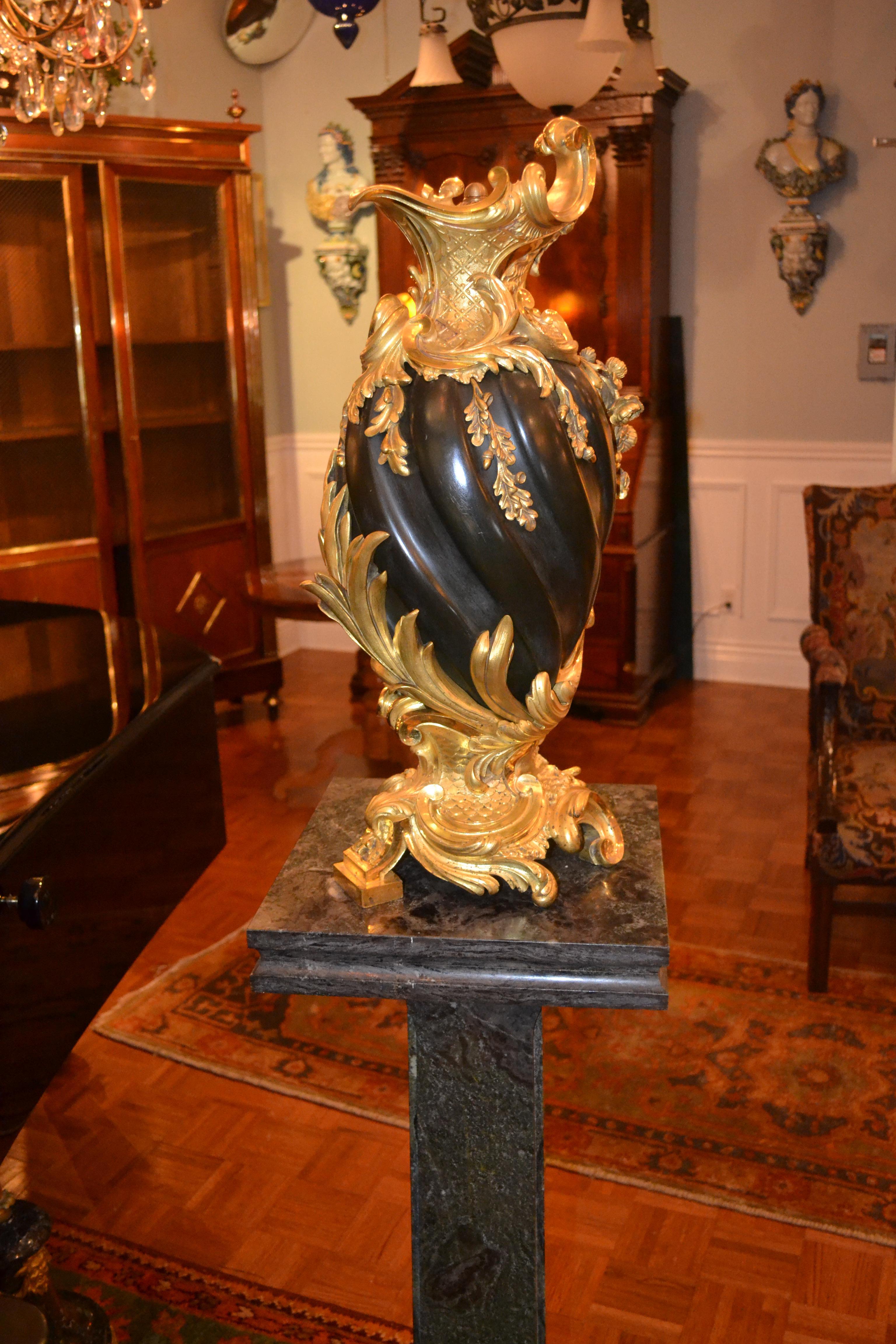 Bronzo Magnifica urna in bronzo dorato e patinato in stile Luigi XV in vendita