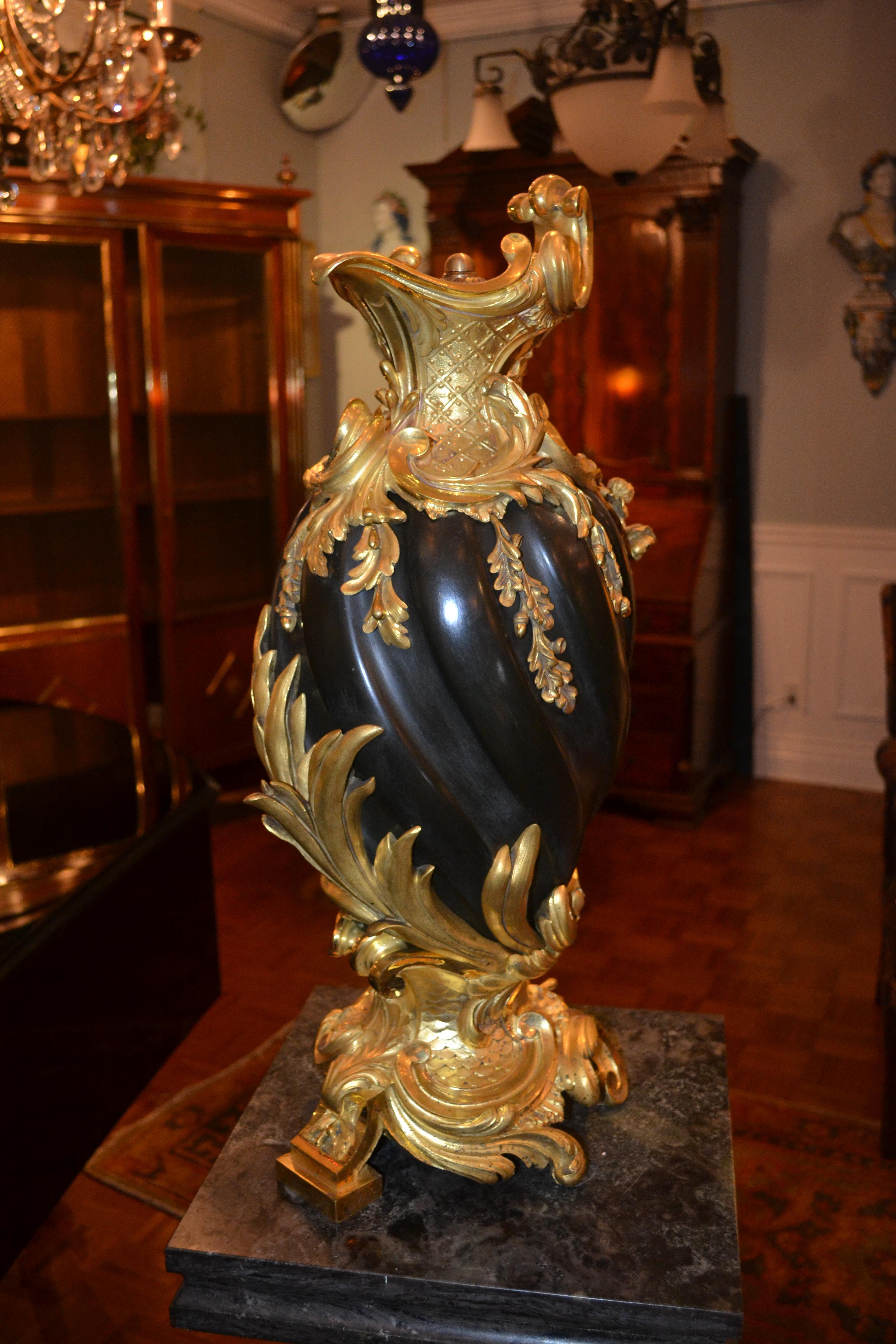 Magnifica urna in bronzo dorato e patinato in stile Luigi XV in vendita 1