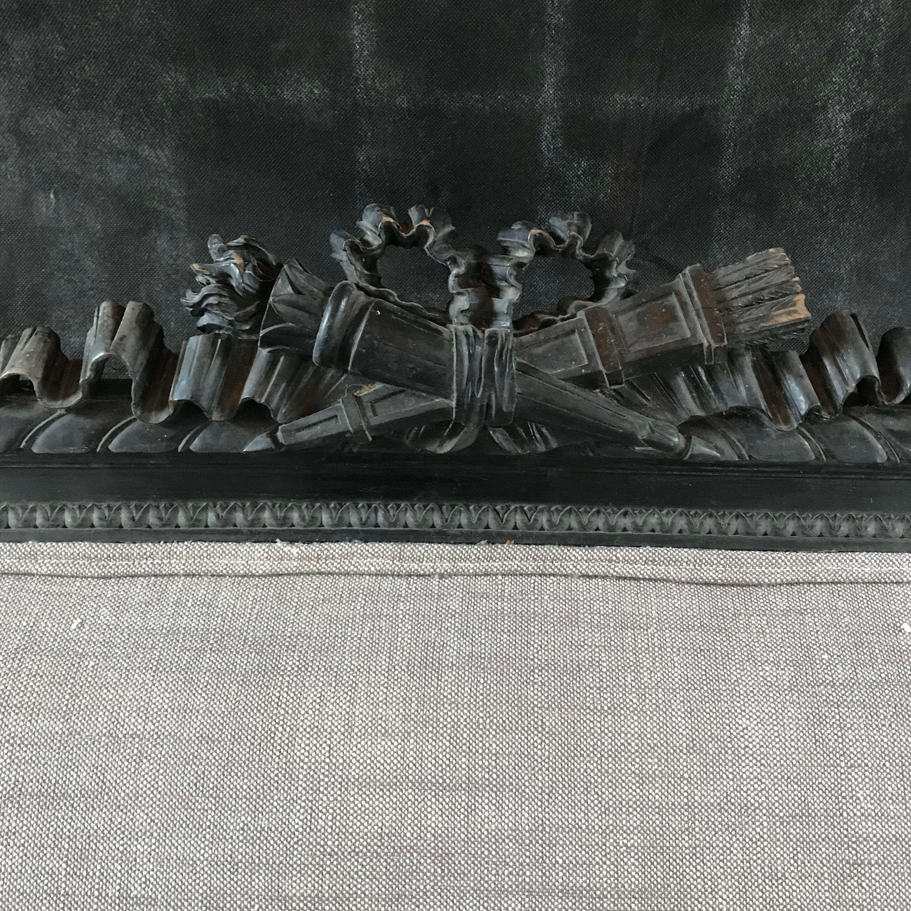 Magnifique canapé Louis XVI en bois sculpté et lin Bon état - En vente à Hopewell, NJ