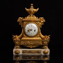 Magnífico reloj de sobremesa de bronce dorado estilo Luis XVI con base de mármol blanco