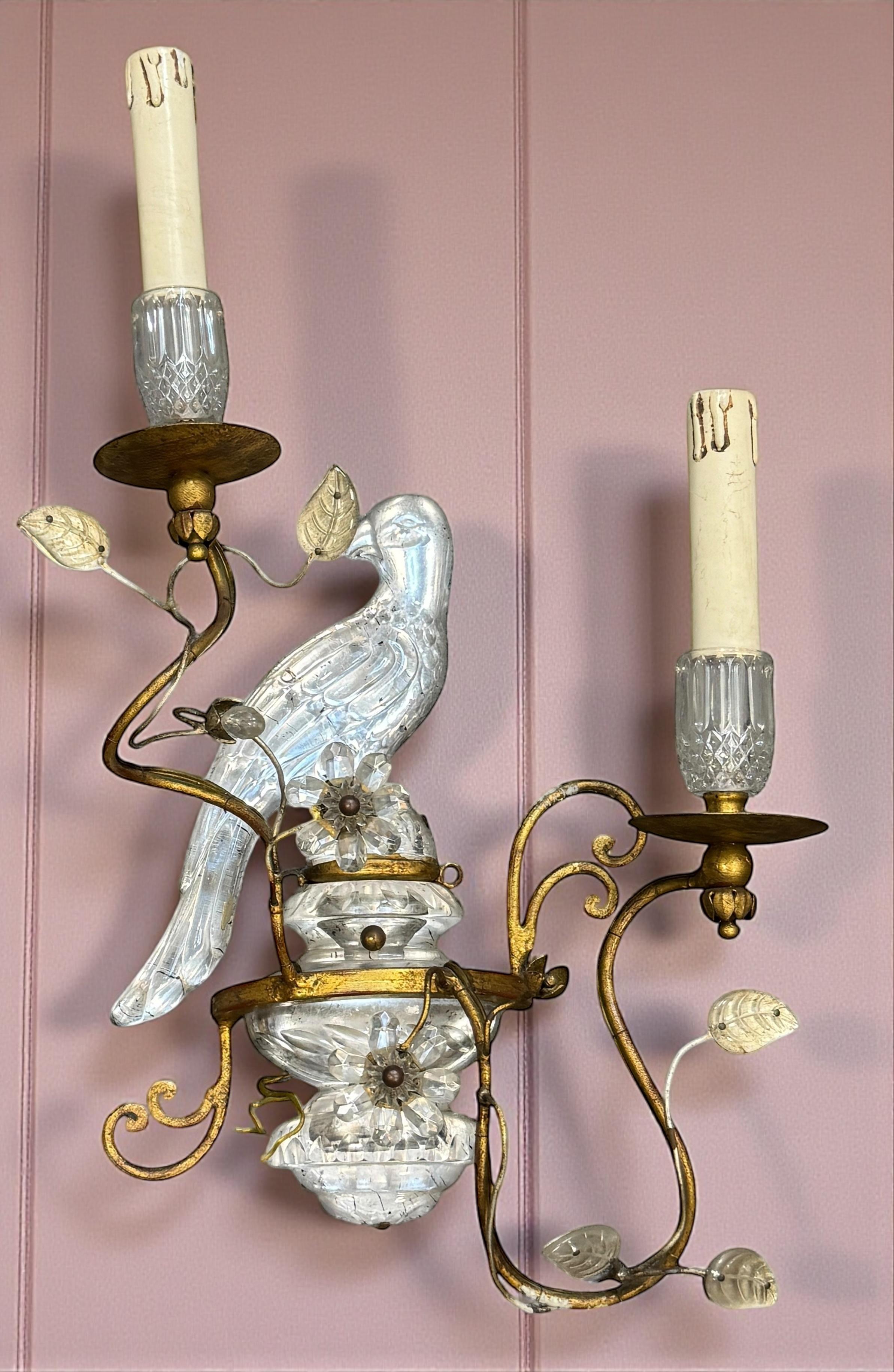 Coppia di magnifiche lampade a pappagallo francesi in ferro dorato e vetro della Maison Baguès in vendita 3