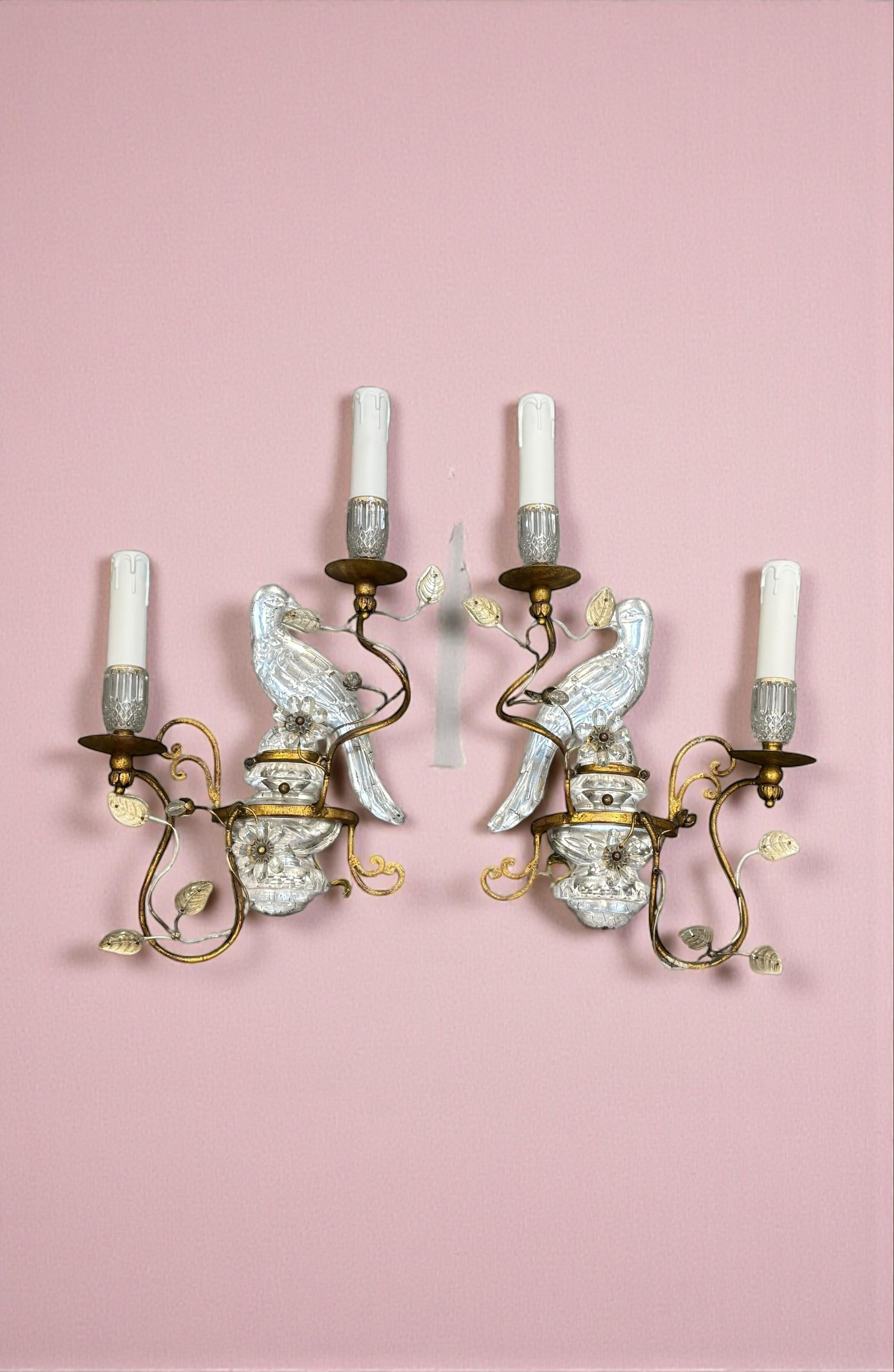 Coppia di magnifiche lampade a pappagallo francesi in ferro dorato e vetro della Maison Baguès in vendita 4