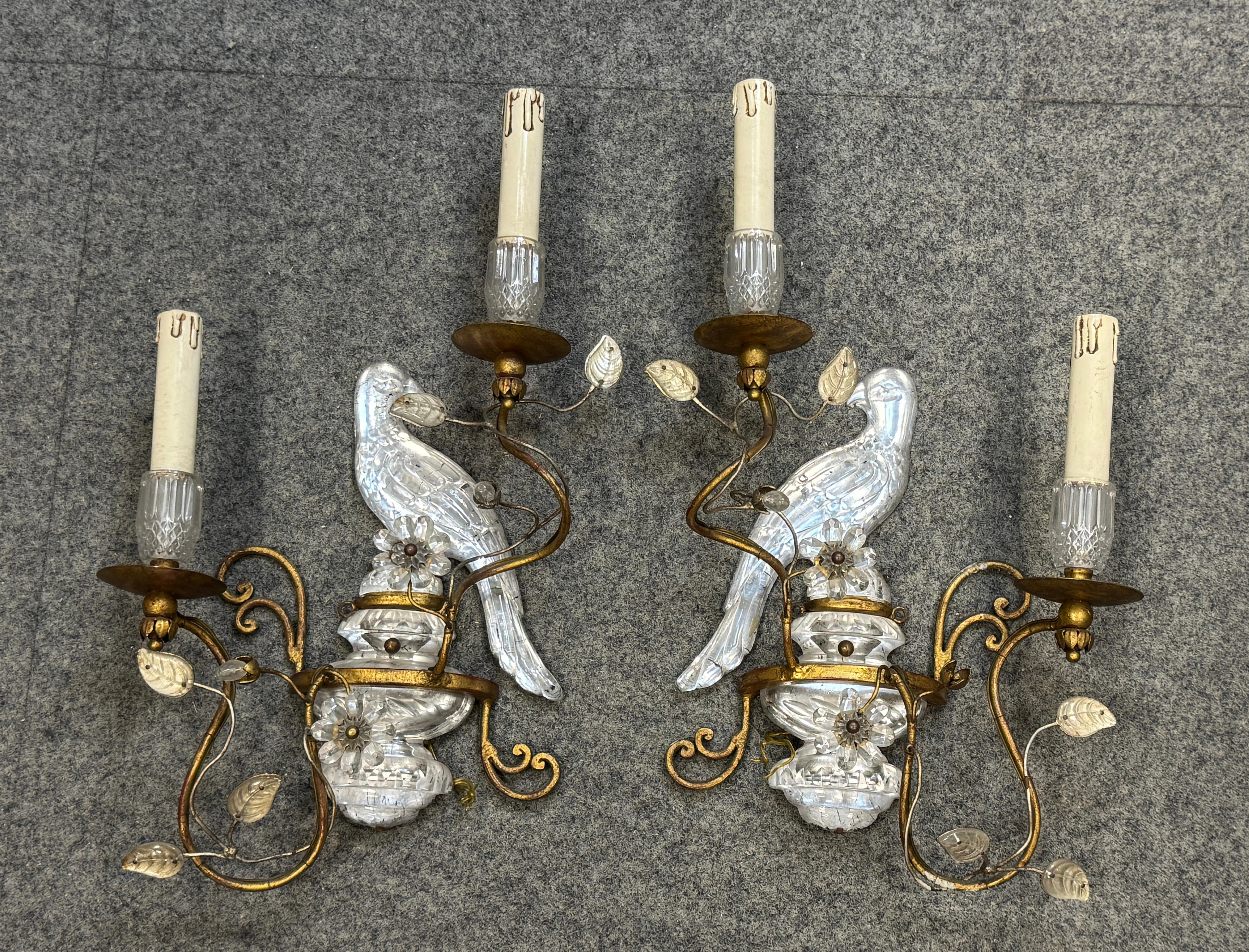 Coppia di magnifiche lampade a pappagallo francesi in ferro dorato e vetro della Maison Baguès in vendita 7