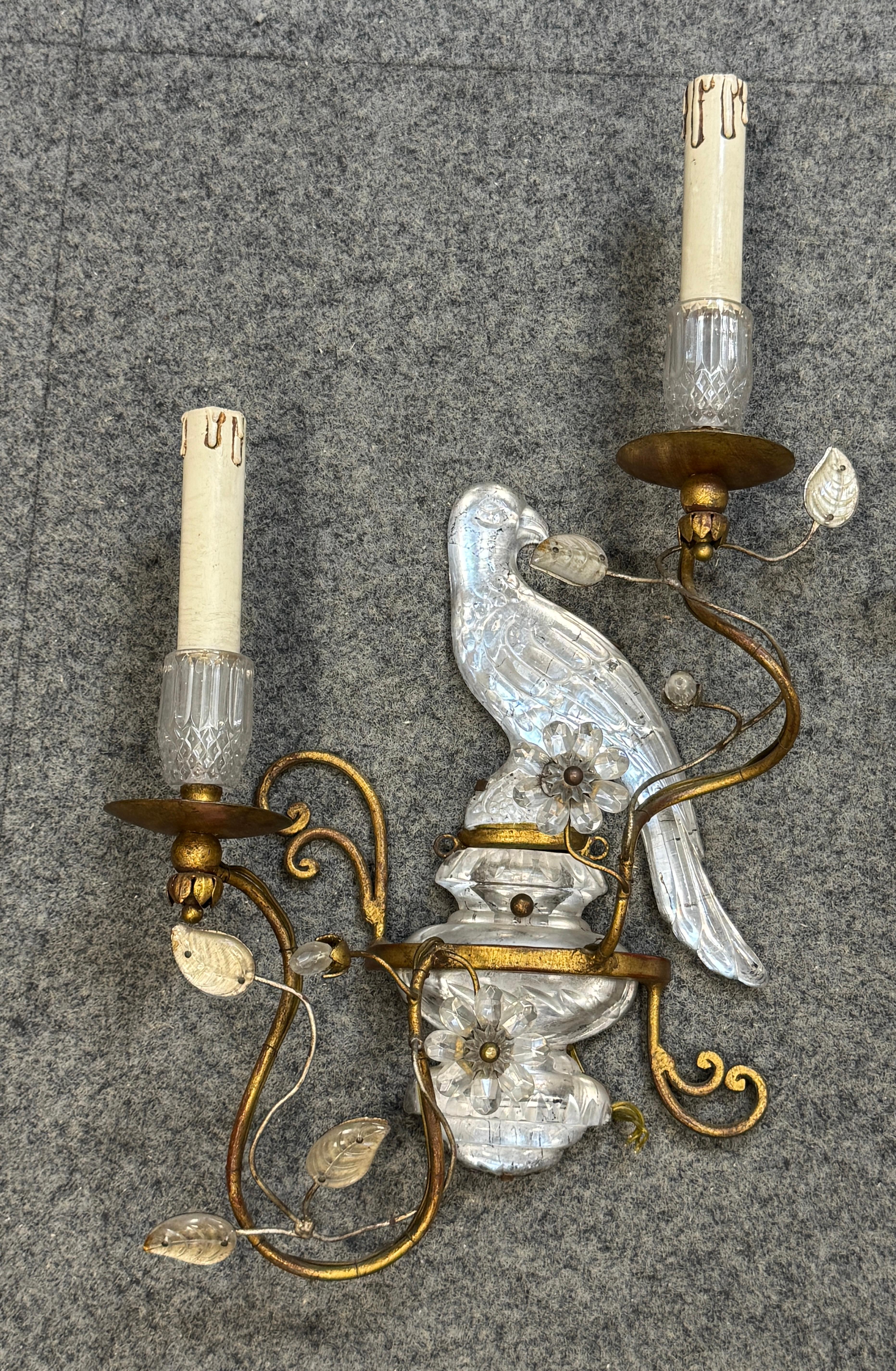 Coppia di magnifiche lampade a pappagallo francesi in ferro dorato e vetro della Maison Baguès in vendita 8