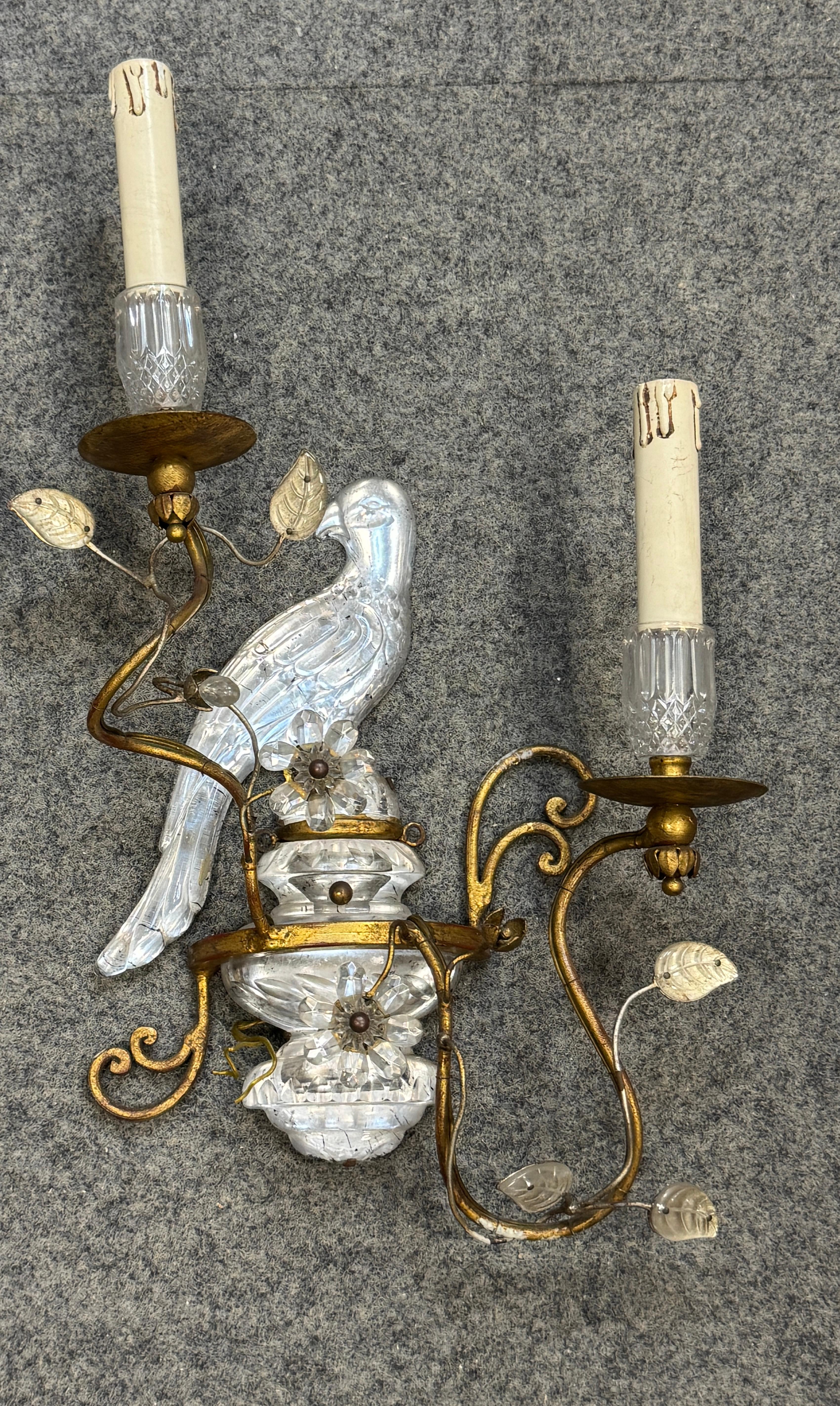 Coppia di magnifiche lampade a pappagallo francesi in ferro dorato e vetro della Maison Baguès in vendita 9