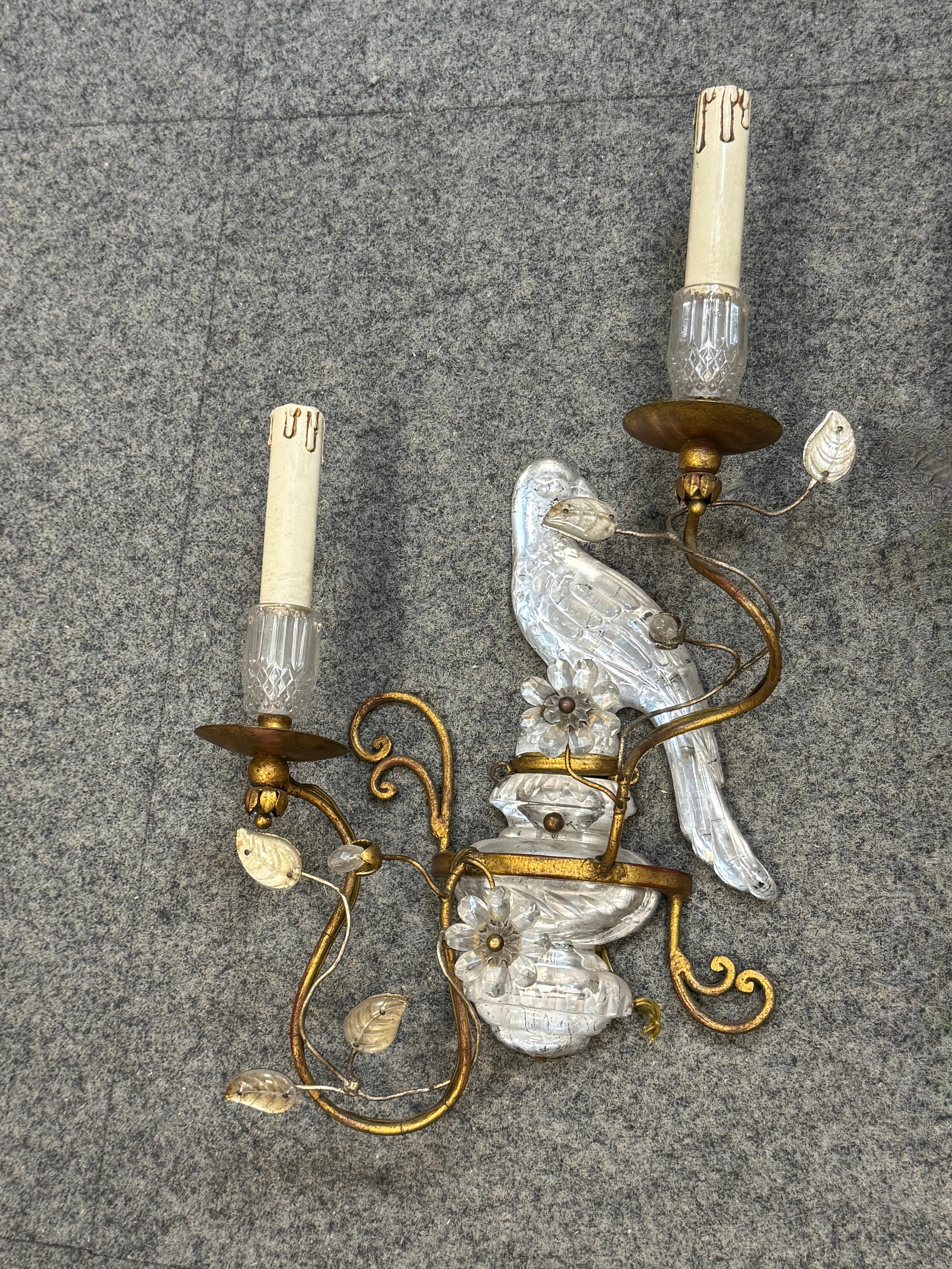 Coppia di magnifiche lampade a pappagallo francesi in ferro dorato e vetro della Maison Baguès in vendita 10