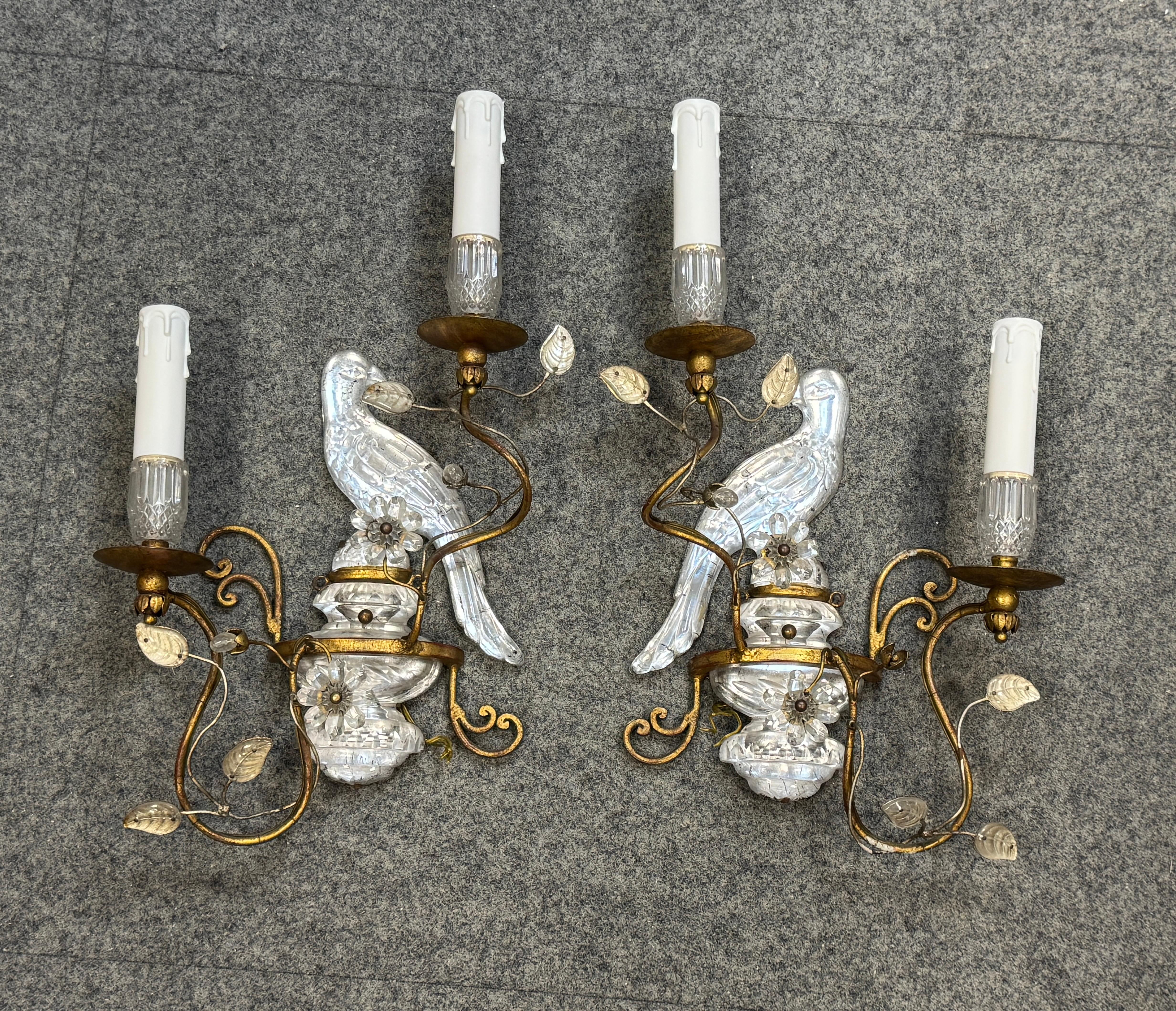 Coppia di magnifiche lampade a pappagallo francesi in ferro dorato e vetro della Maison Baguès in vendita 11