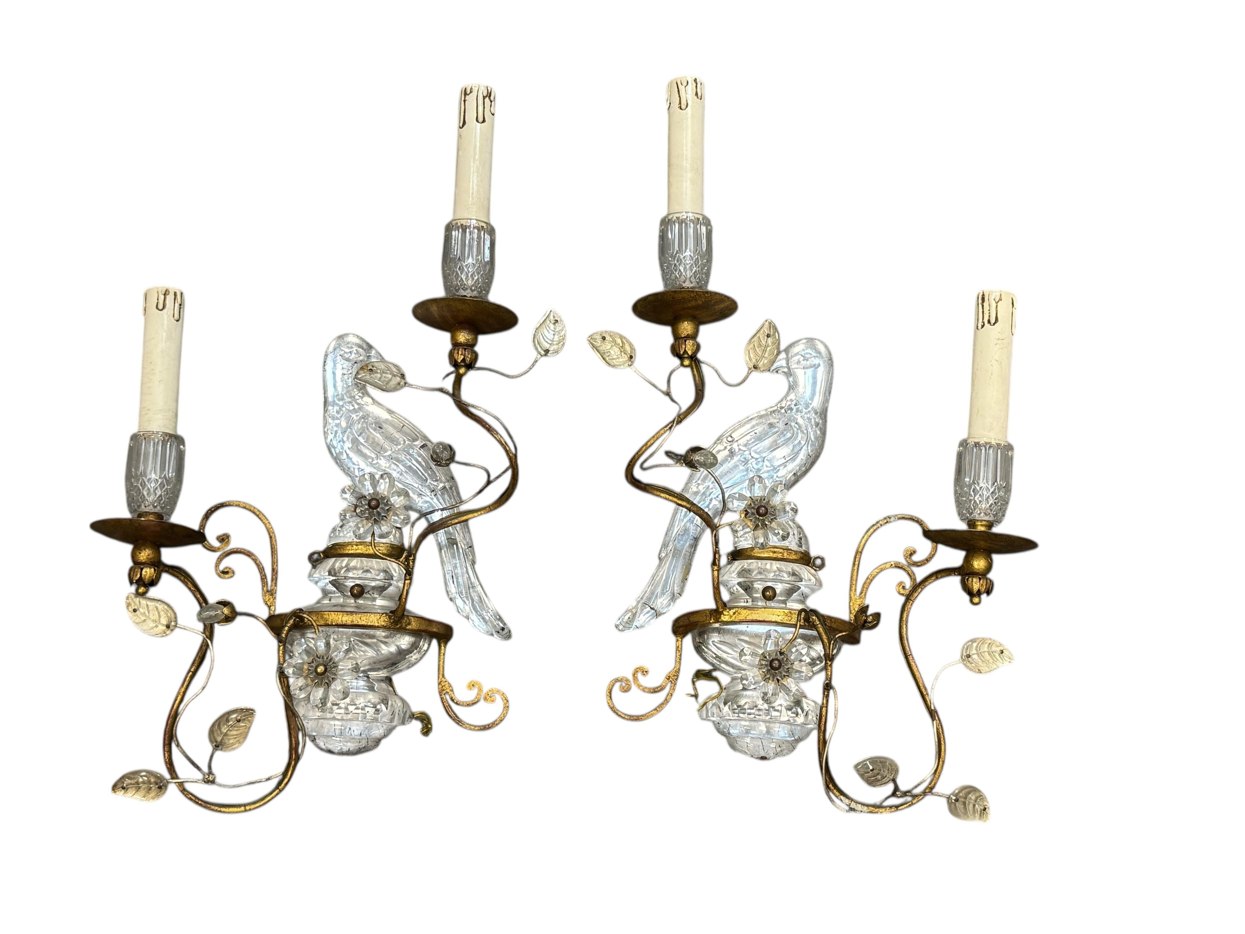 Coppia di magnifiche lampade a pappagallo francesi in ferro dorato e vetro della Maison Baguès in vendita 12