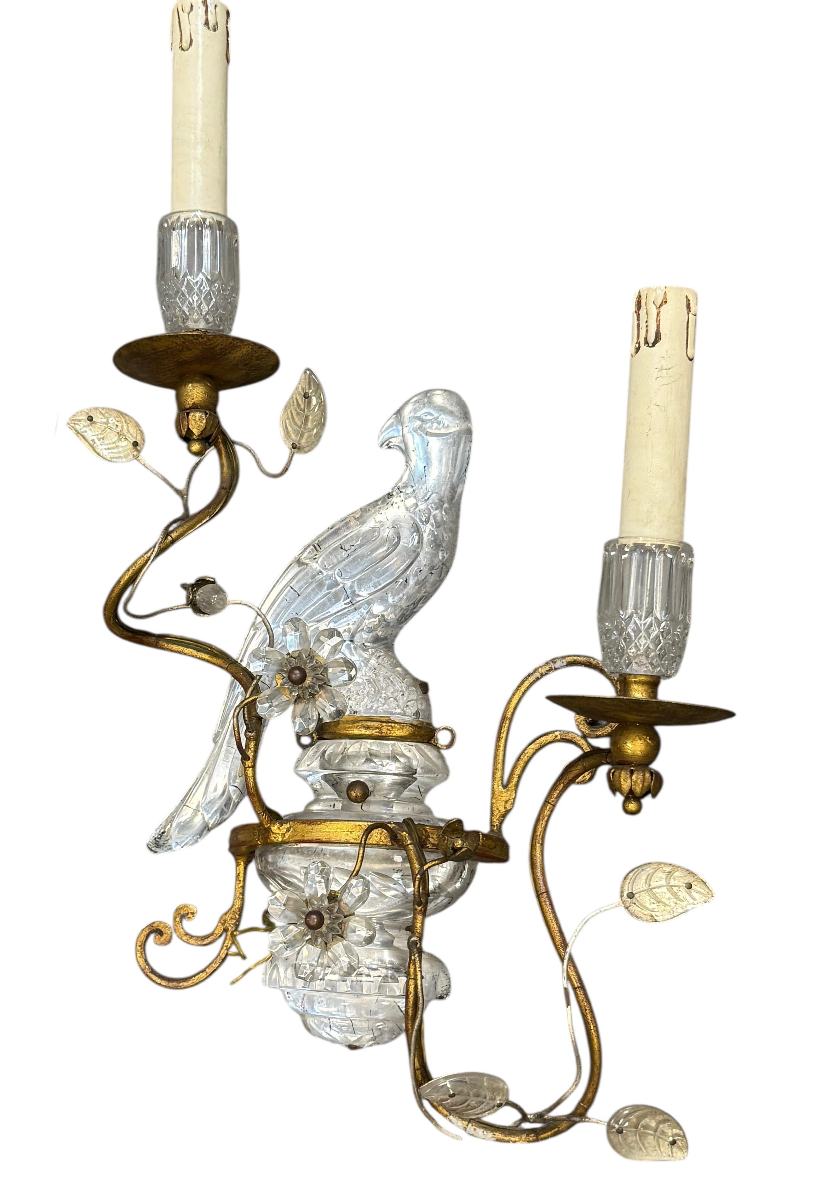 Francese Coppia di magnifiche lampade a pappagallo francesi in ferro dorato e vetro della Maison Baguès in vendita