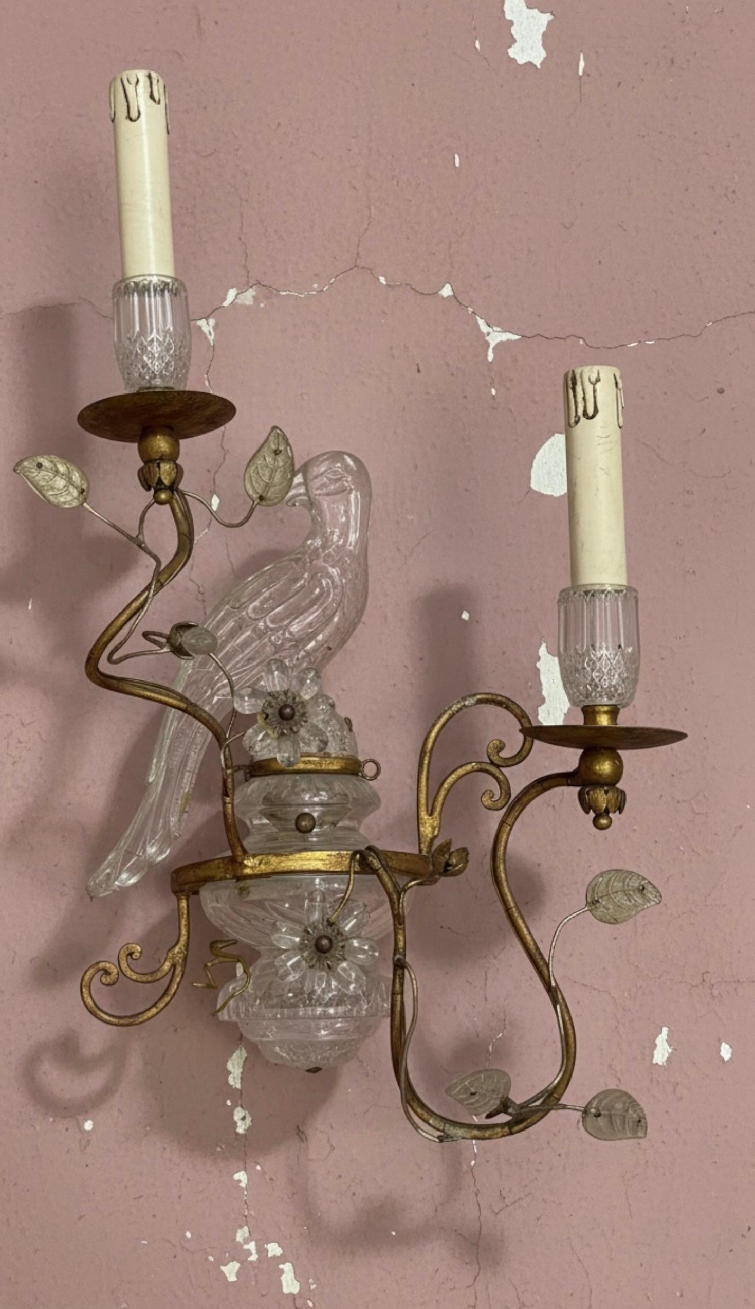 Coppia di magnifiche lampade a pappagallo francesi in ferro dorato e vetro della Maison Baguès In condizioni buone in vendita a Nuernberg, DE