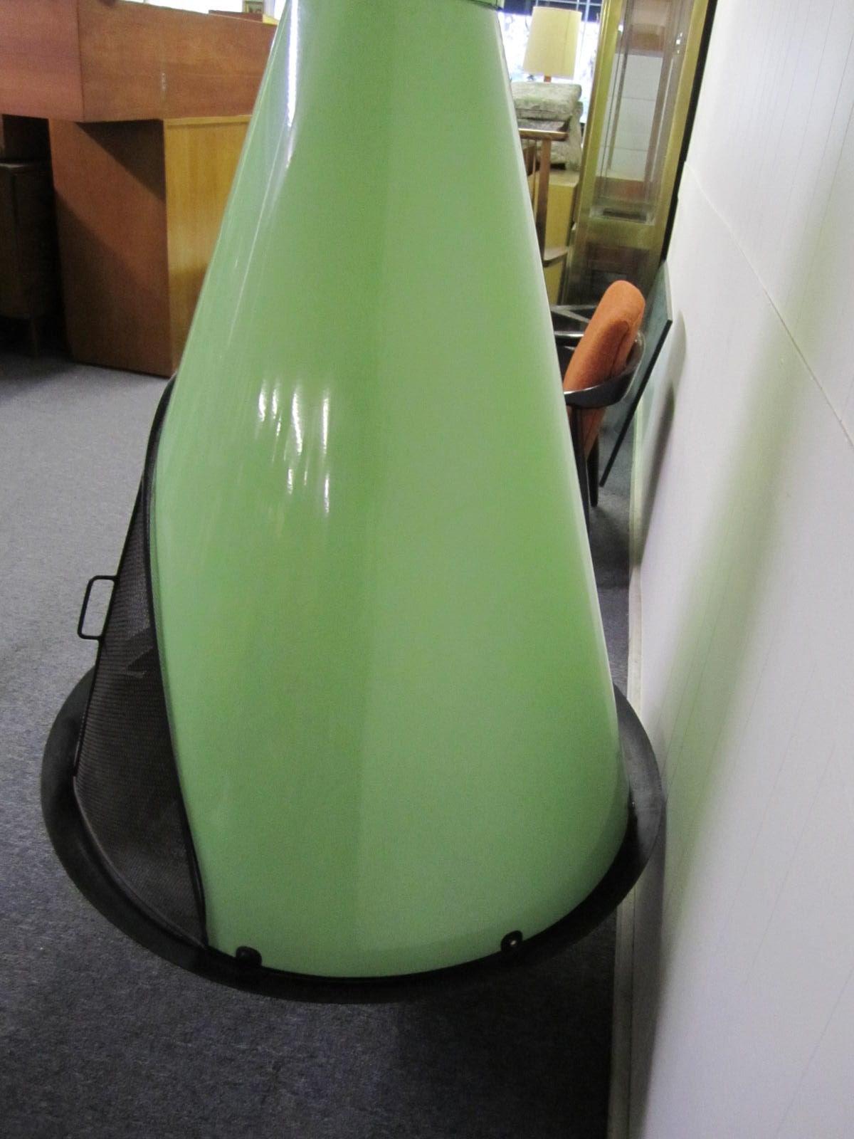 Magnifique cheminée de style Malm en bois de cône rare vert citronnier en vente 3