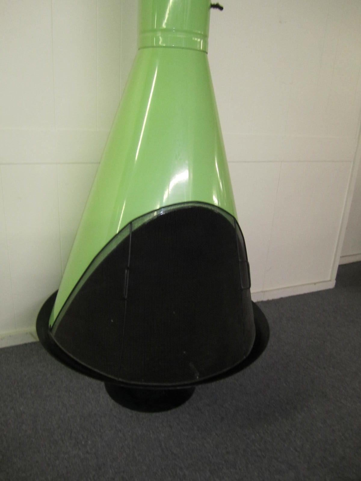 Cheminée autoportante émaillée originale du milieu du siècle, style Malm. Il n'y a pas de Label donc pas de certitude sur le fabricant. 
L'émail est d'une couleur vert lime éclatante. De forme conique et reposant sur une base tulipe. Comprend