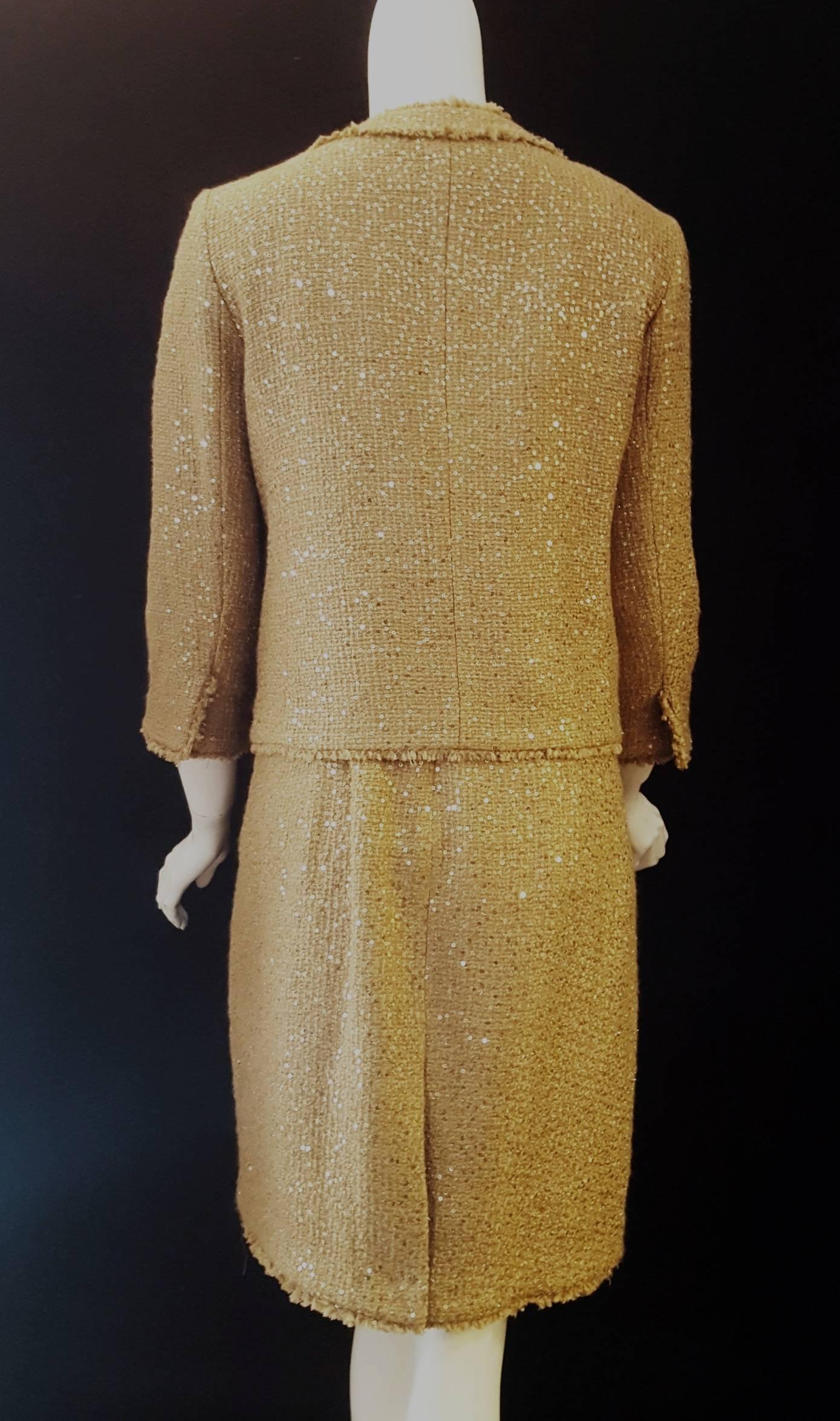 Magnificent Michael Kors Tweed  Two Piece Dress Suit Rose Gold Tone Sequin  In Excellent Condition For Sale In Palm Beach, FL