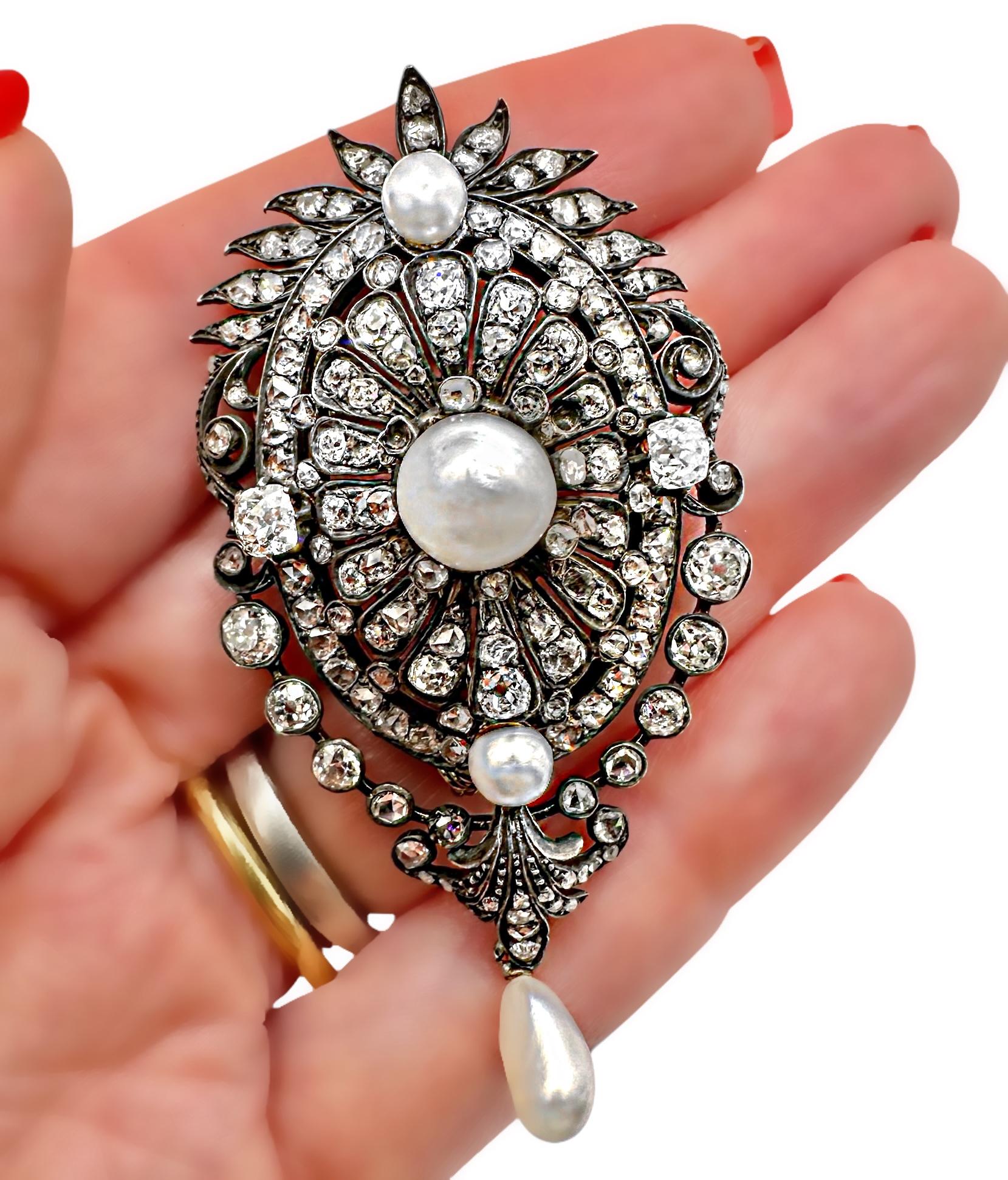 Donna Magnifico pendente in argento e oro con perle naturali e diamanti della metà del XIX secolo in vendita