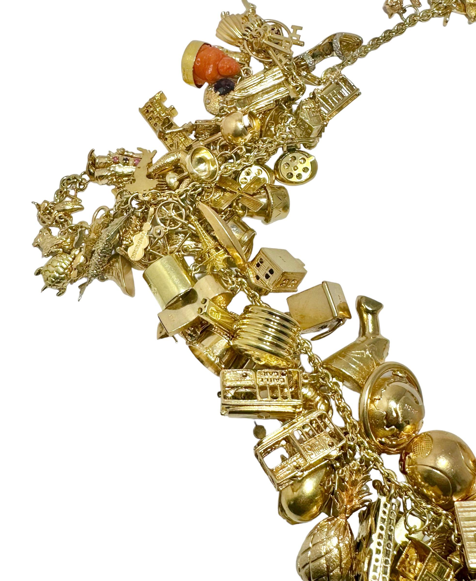 Magnifique collier à breloques en or jaune 14k du milieu du 20e siècle, 24 pouces de long Pour femmes en vente
