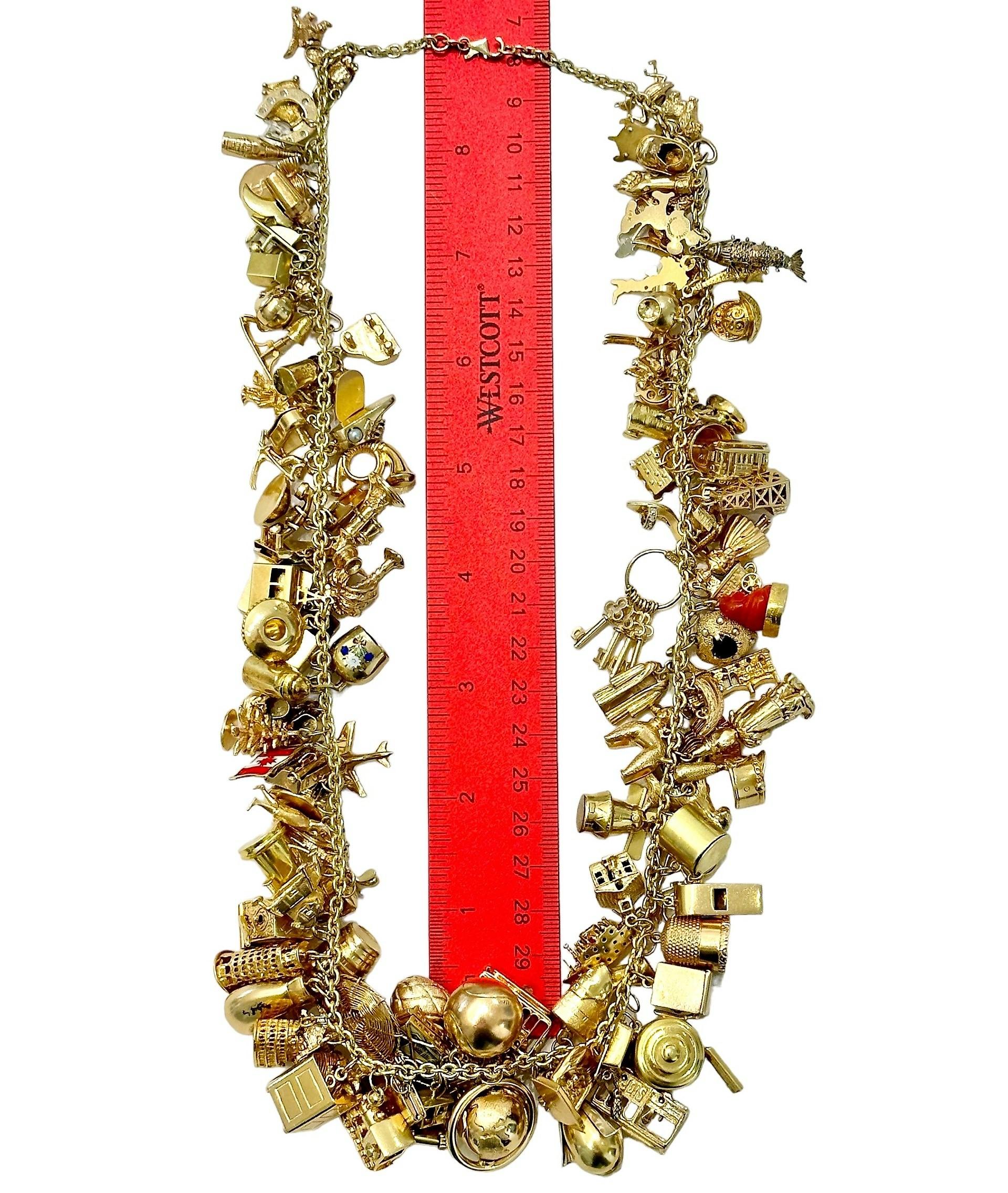 Magnifique collier à breloques en or jaune 14k du milieu du 20e siècle, 24 pouces de long en vente 2