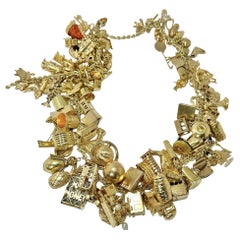 Magnifique collier à breloques en or jaune 14k du milieu du 20e siècle, 24 pouces de long