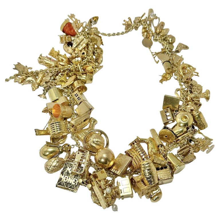Magnifique collier à breloques en or jaune 14k du milieu du 20e siècle, 24  pouces de long En vente sur 1stDibs