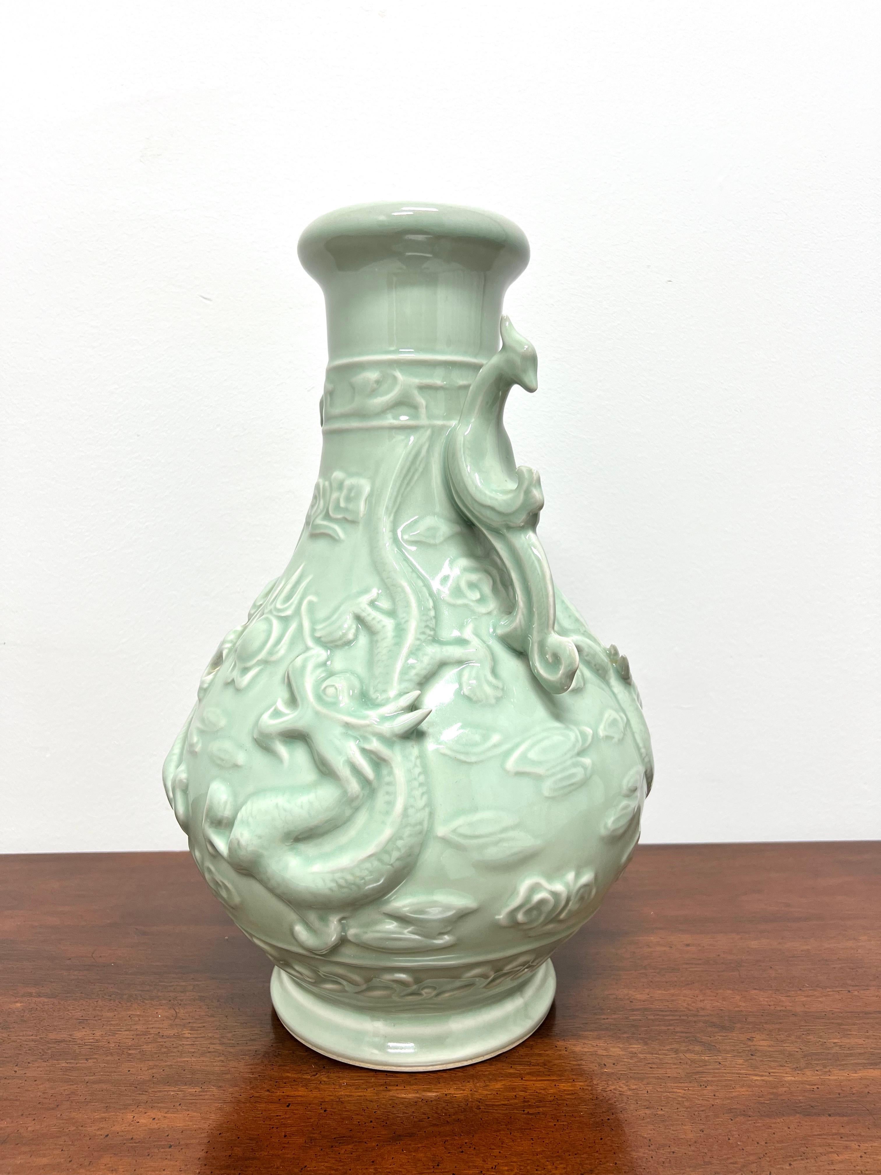 Prächtige große chinesische Export-D Drachenurne aus grünem Porzellan aus der Mitte des 20. Jahrhunderts (Chinoiserie)
