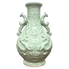 Magnifique urne de dragon en porcelaine verte d'exportation chinoise du milieu du 20e siècle
