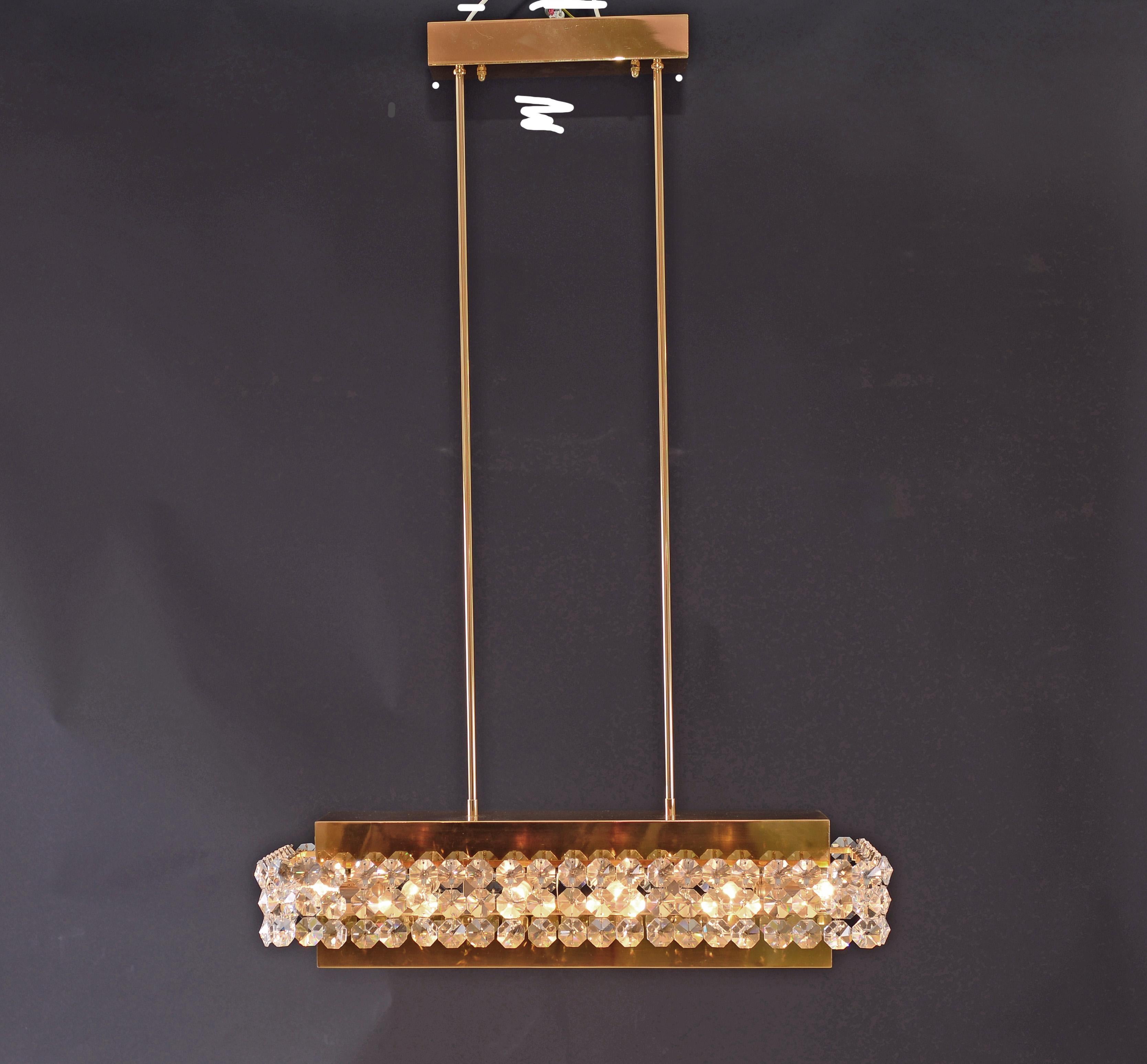 Materiale del magnifico lampadario: Ottone dorato, altre superfici su richiesta, prismi di cristallo tagliati a mano,
caduta totale come richiesto 

La maggior parte dei componenti è conforme alle norme UL; con un supplemento di prezzo, inseriamo i