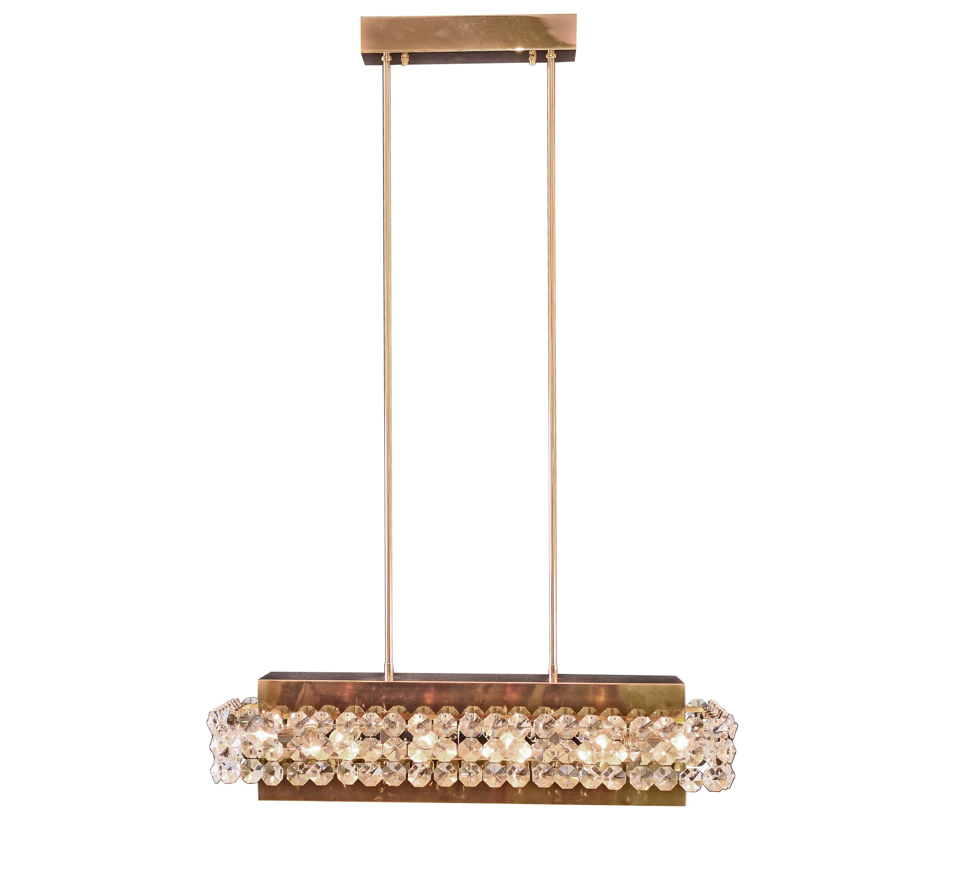 Fatto a mano Magnifico lampadario in cristallo e ottone della metà del secolo scorso, Re Edition in vendita
