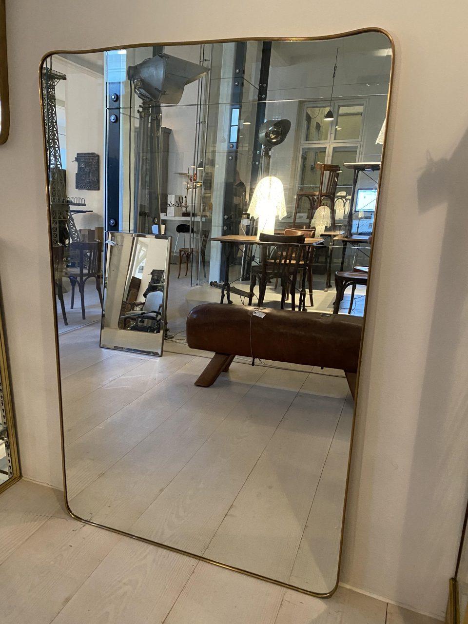 Magnificent Italian figure mirror from circa 1950s, in a beautiful organic curved yet angular design. Original mirrored glass, and stylistically related to creations by the well-known designer Gio Ponti’s. The mirror has suspension brackets mounted