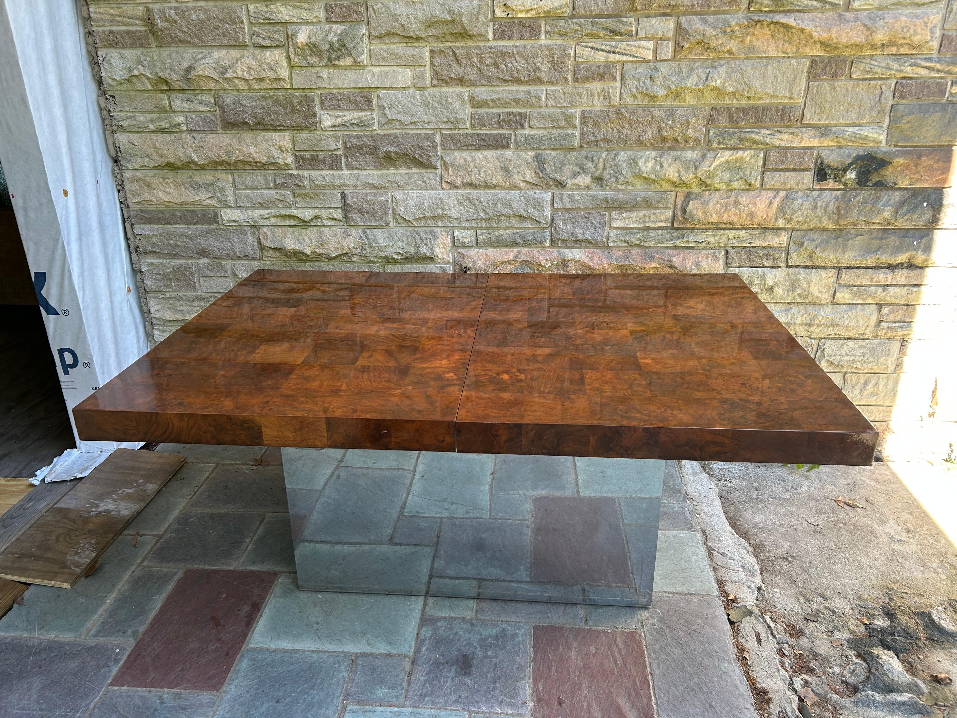 Magnifique table de salle à manger en ronce de noyer de Milo Baughman avec un piètement chromé.  Cette table à propriétaire unique est un véritable bijou et a été bien entretenue.  Cette table mesure 29,5 